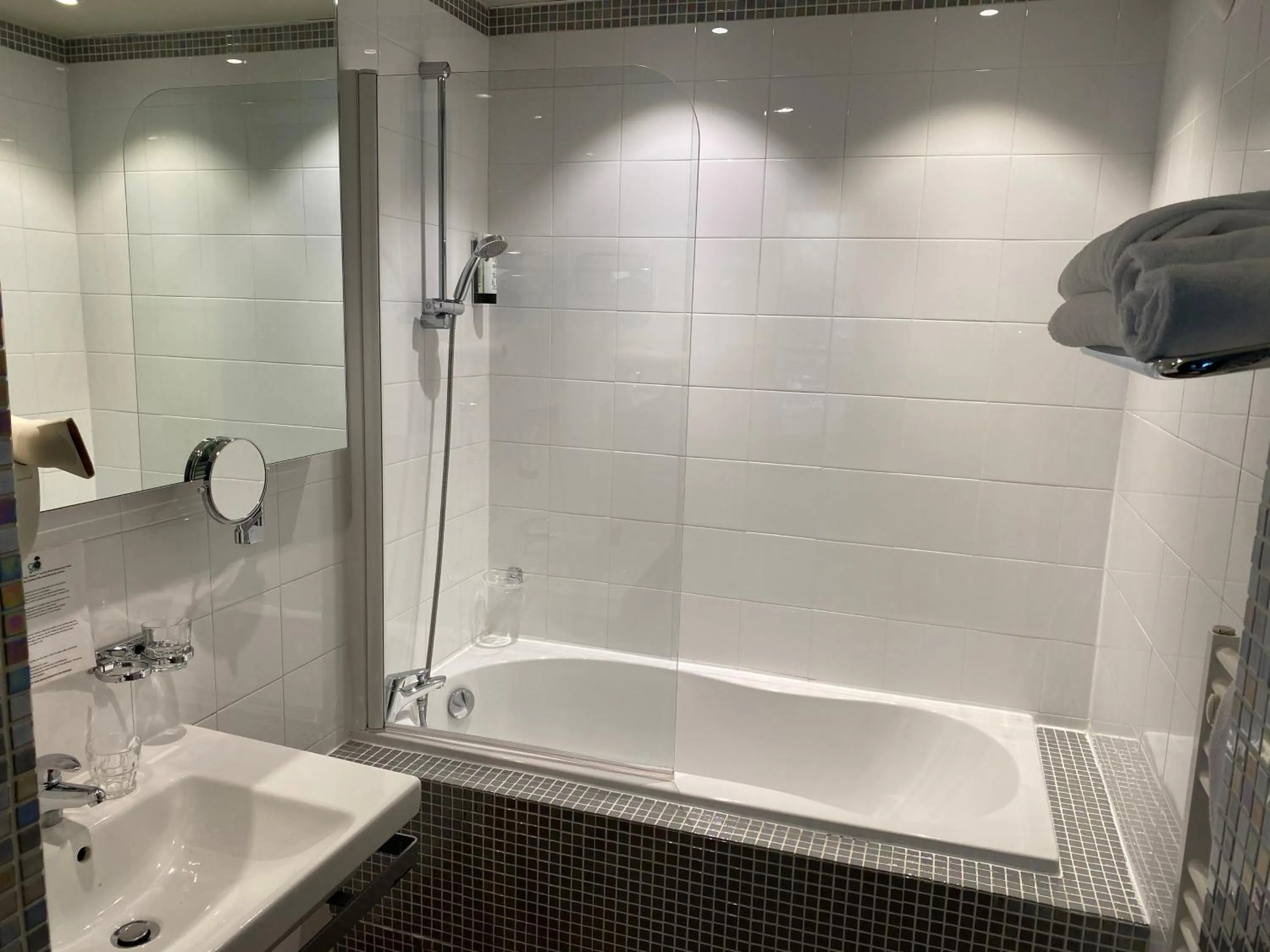 Bathroom in Best Western Hotel De Larbois