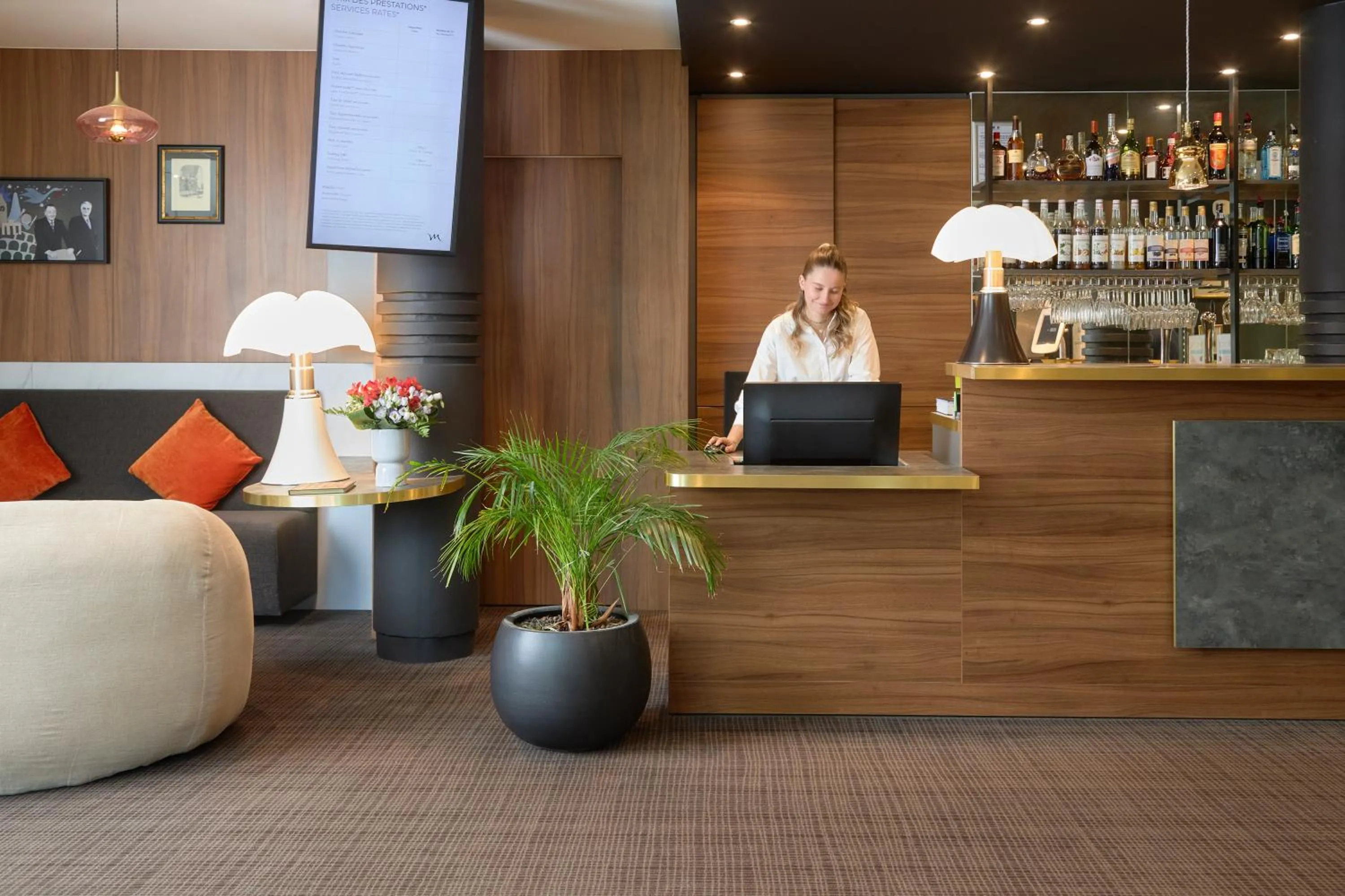 Lobby or reception in Mercure Aix-en-Provence La Duranne Gare TGV