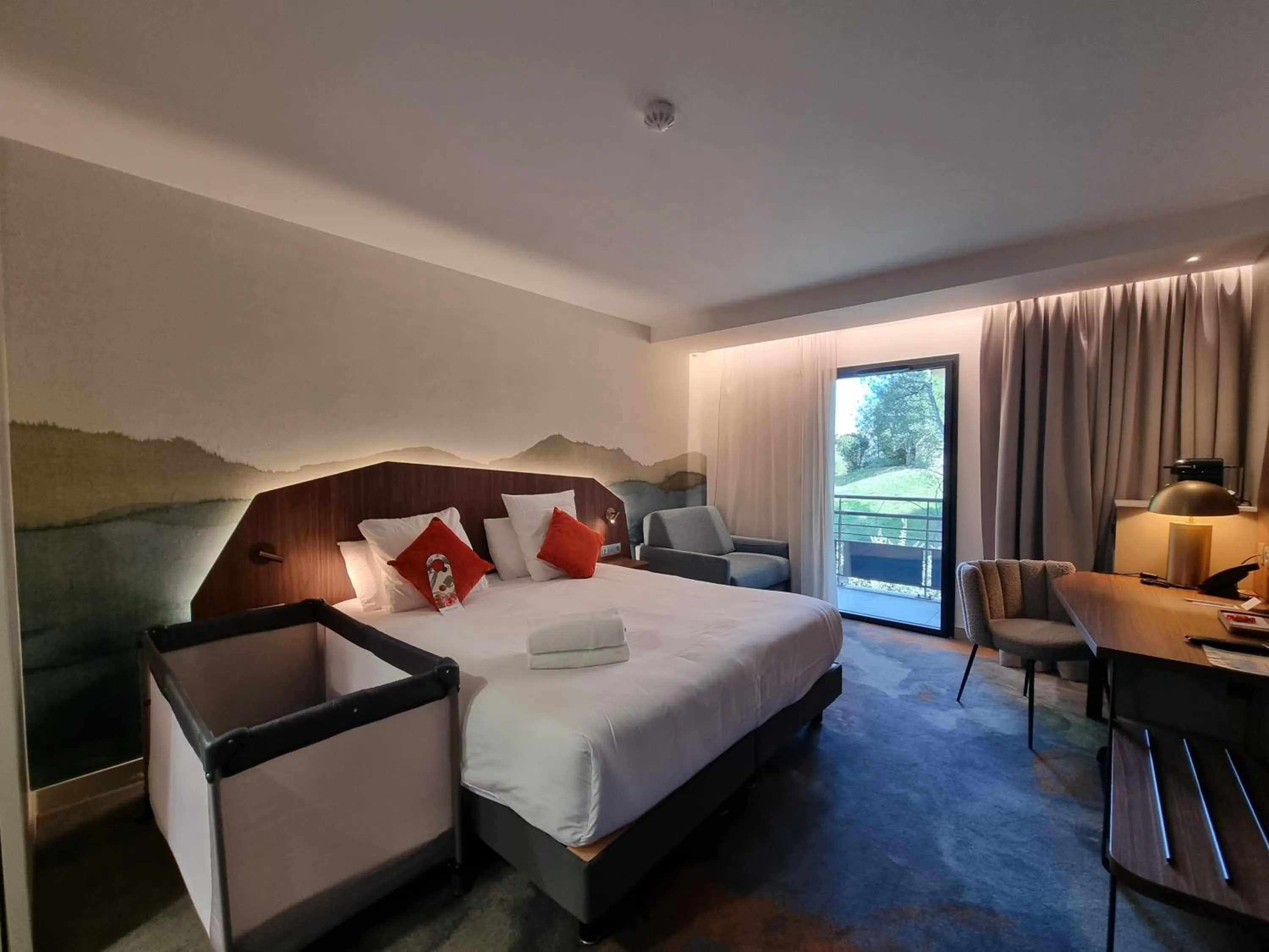 young children, Bed in Mercure Aix-en-Provence La Duranne Gare TGV