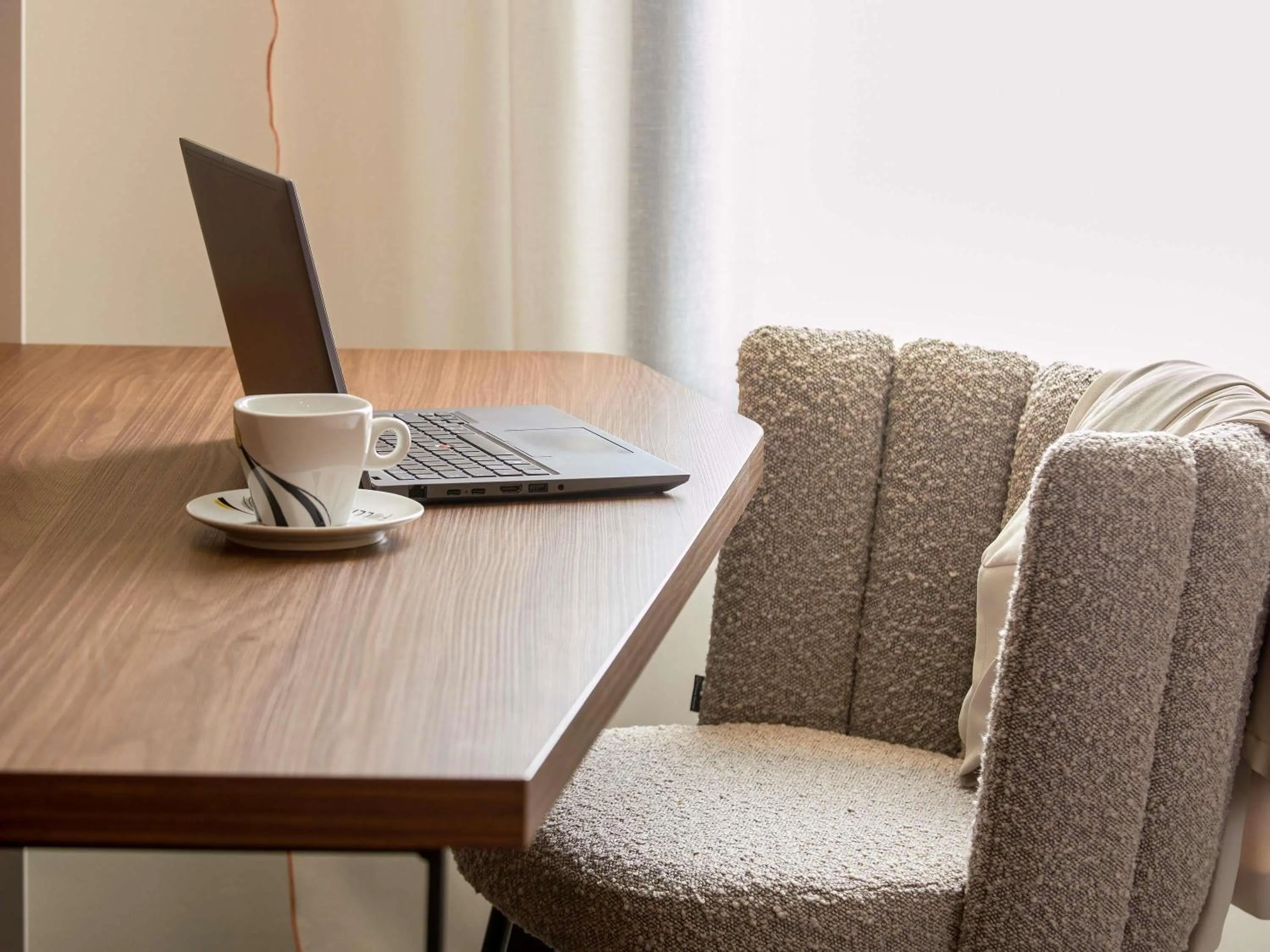 Bedroom in Mercure Aix-en-Provence La Duranne Gare TGV