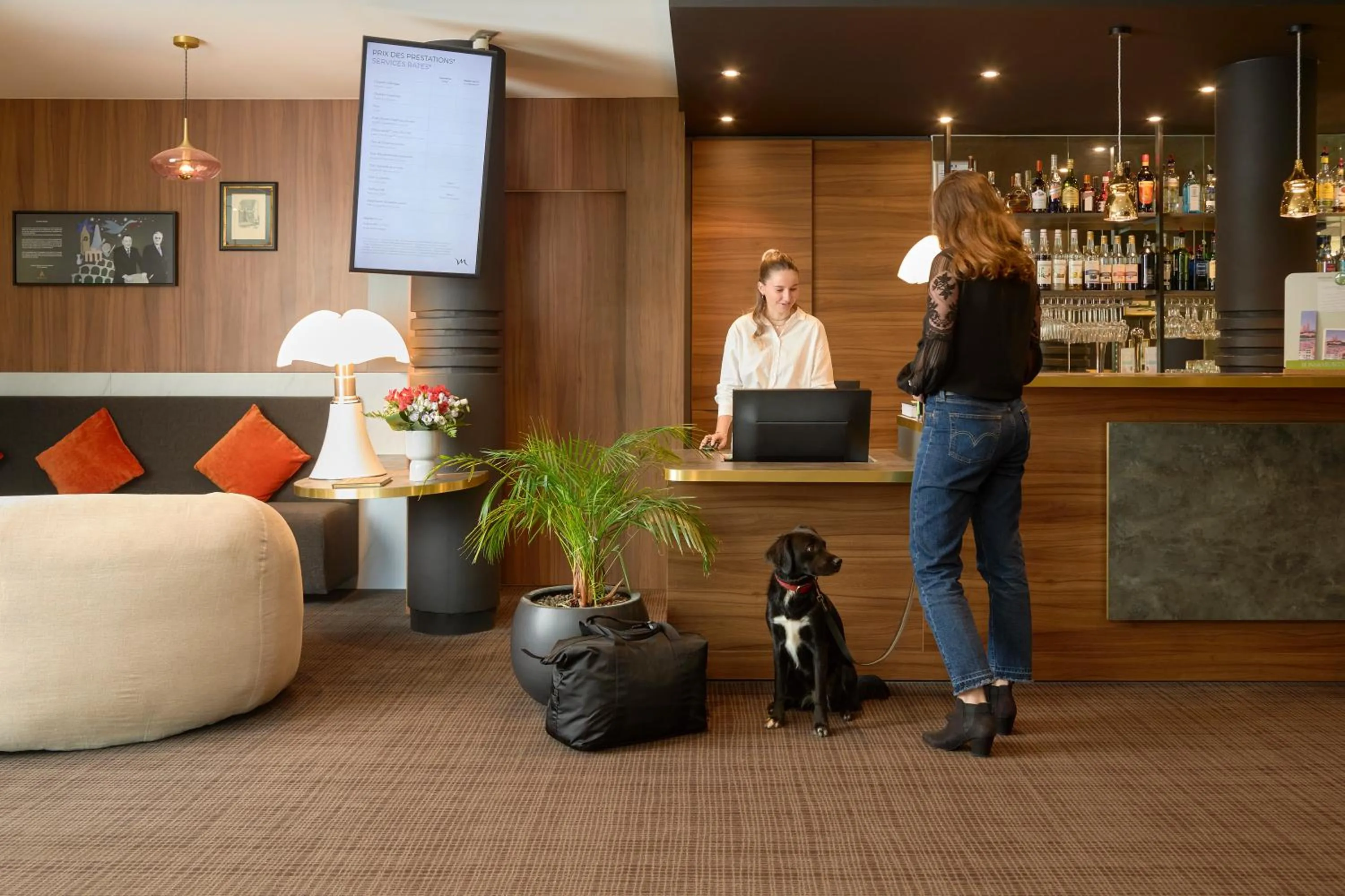 Lobby or reception in Mercure Aix-en-Provence La Duranne Gare TGV