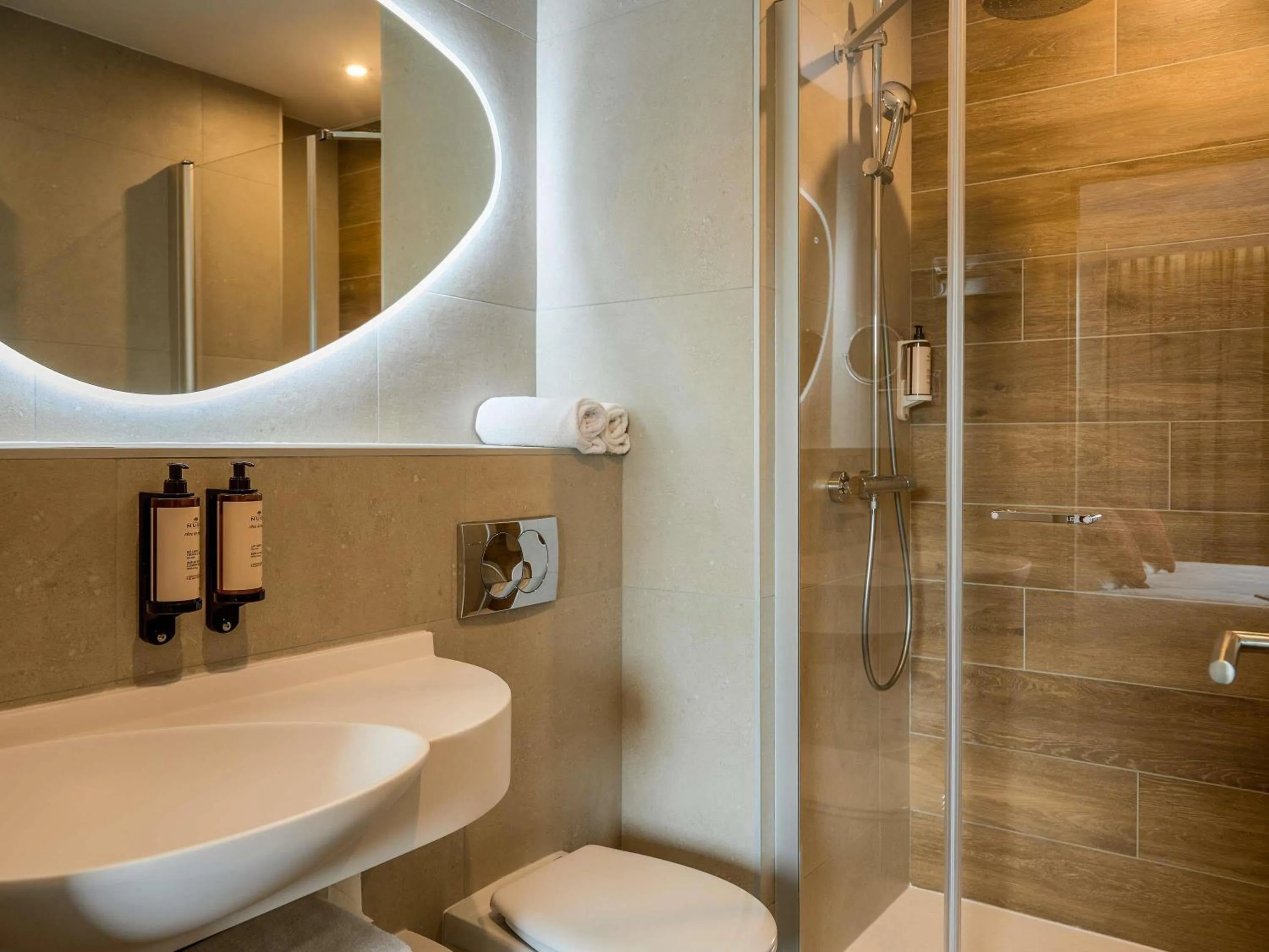 Bedroom in Mercure Aix-en-Provence La Duranne Gare TGV