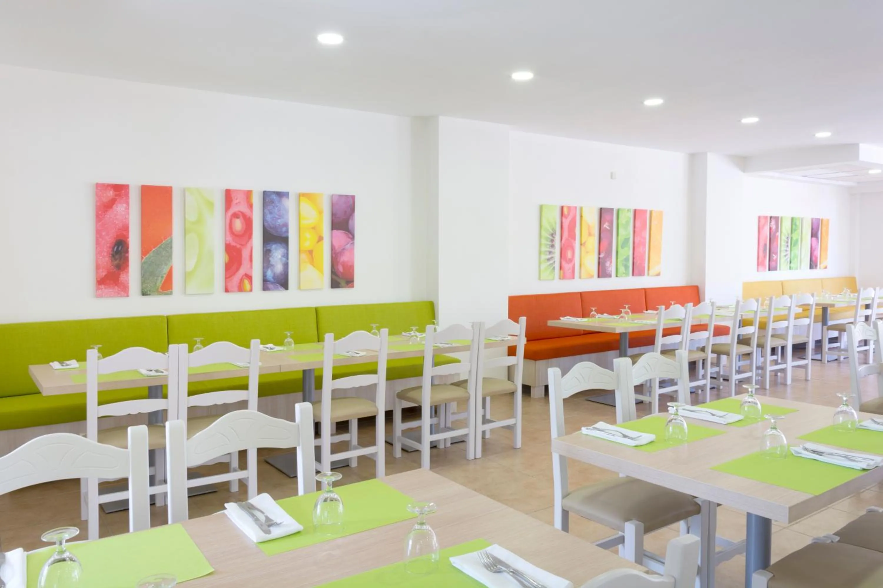 Restaurant/places to eat in HSM Club Torre Blanca