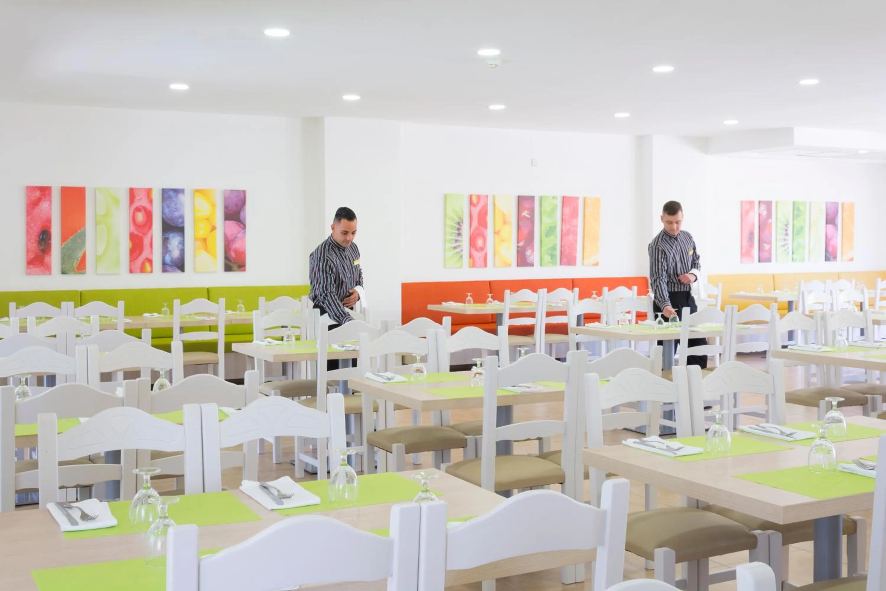 Restaurant/places to eat in HSM Club Torre Blanca