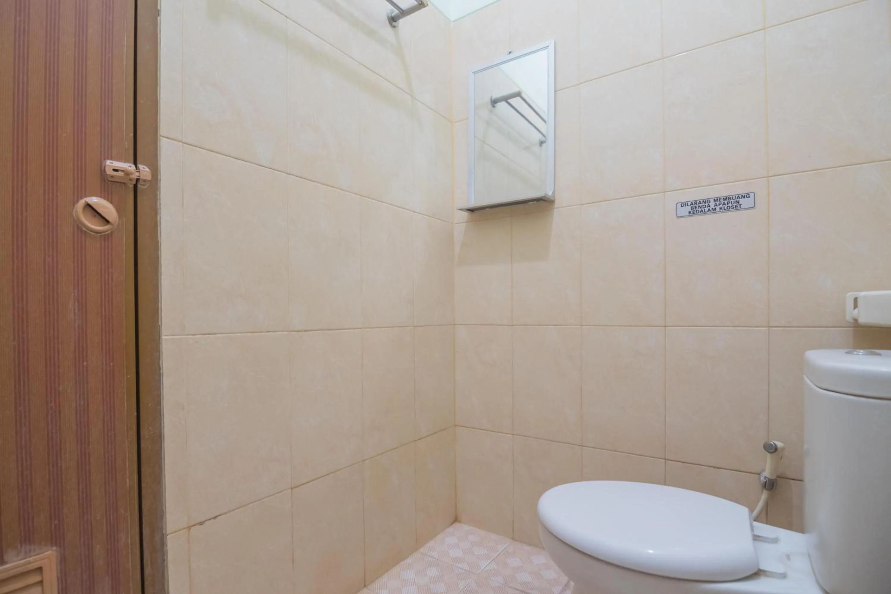 Bathroom in RedDoorz at Hotel Griya Gatsu Lampung