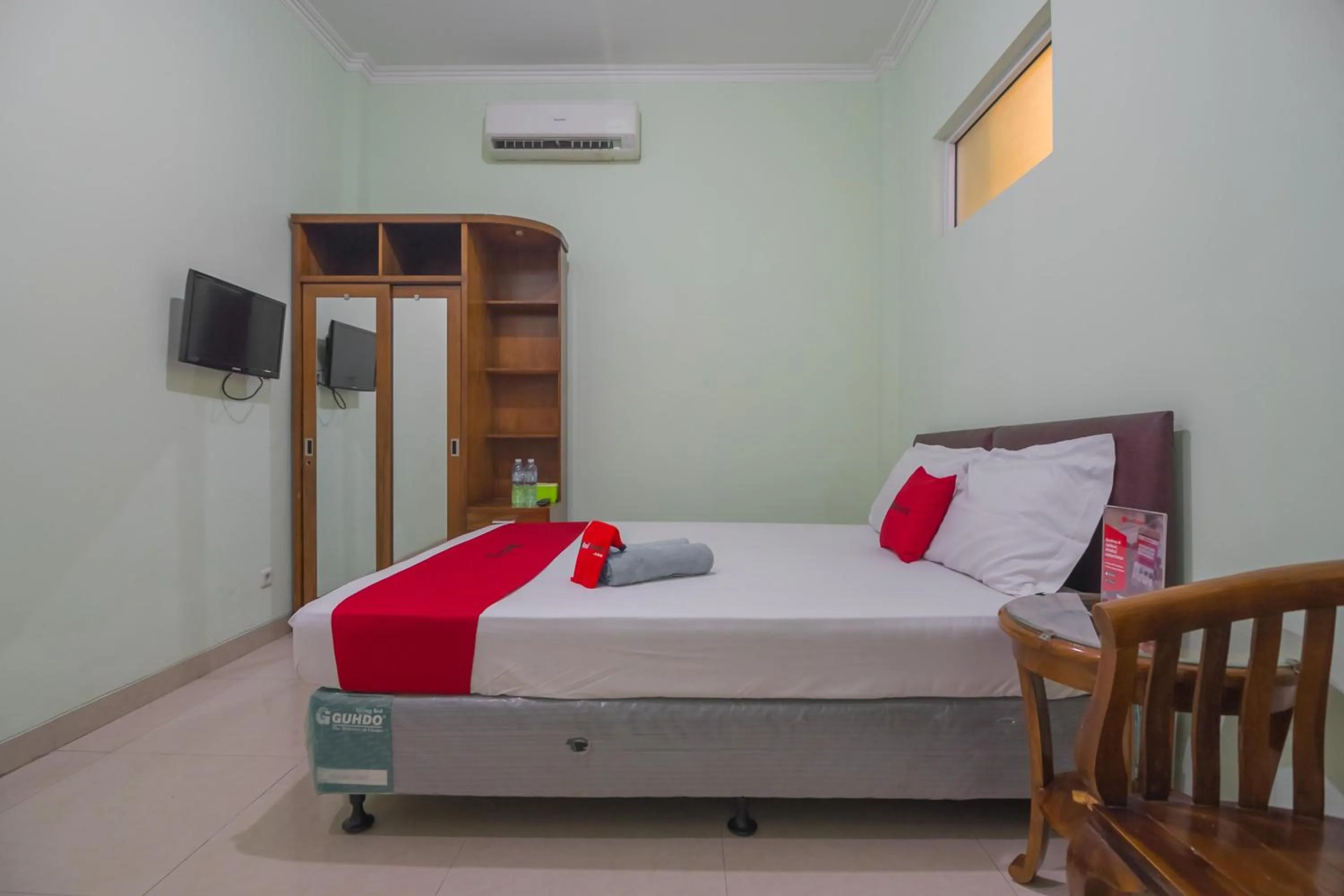 Bed in RedDoorz at Hotel Griya Gatsu Lampung