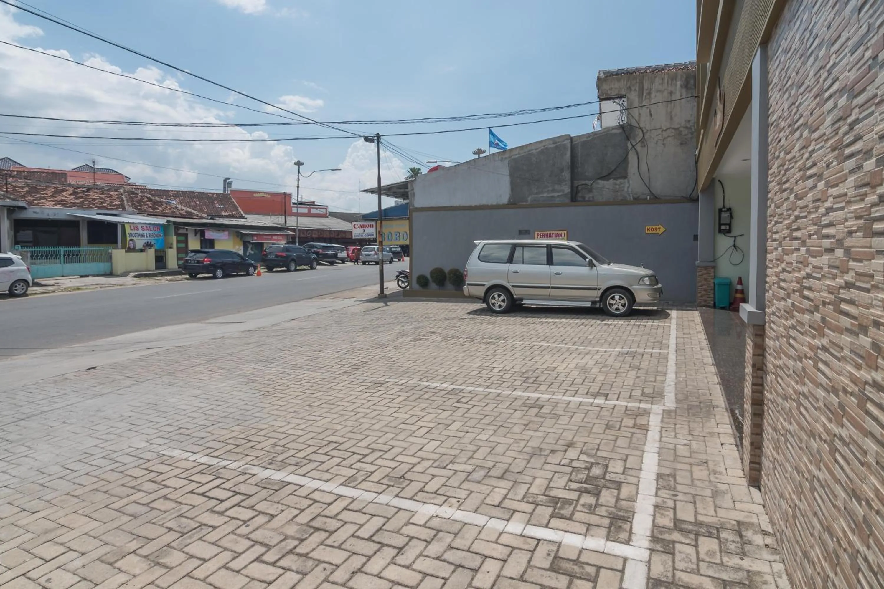 Facade/entrance in RedDoorz at Hotel Griya Gatsu Lampung