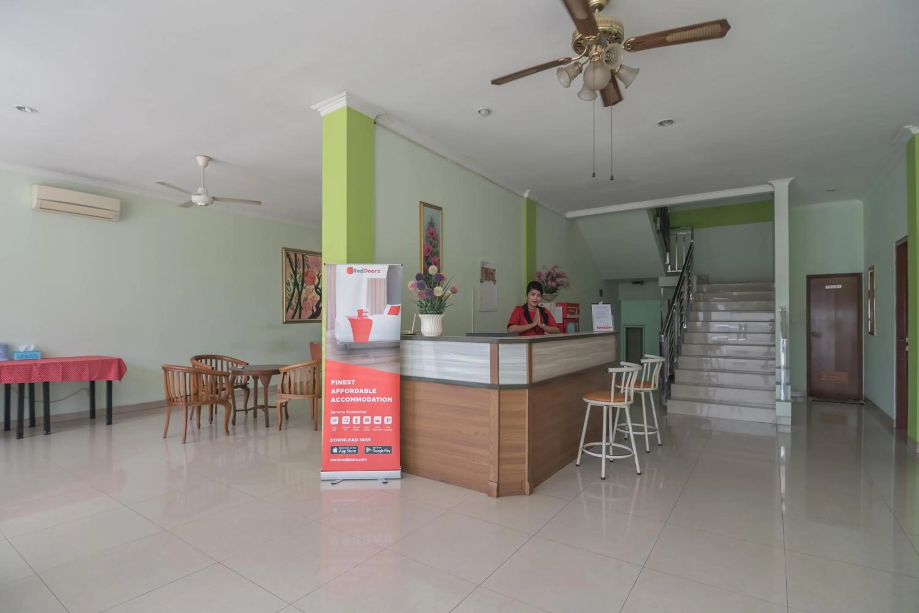 Lobby or reception in RedDoorz at Hotel Griya Gatsu Lampung