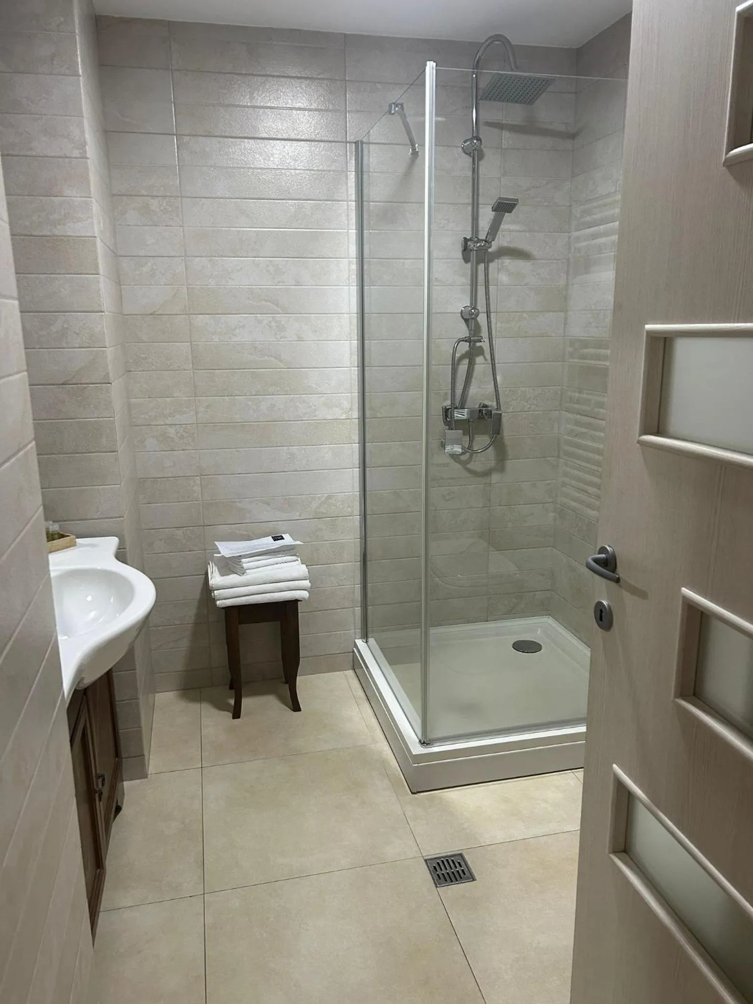 Shower in Hotel THR Center