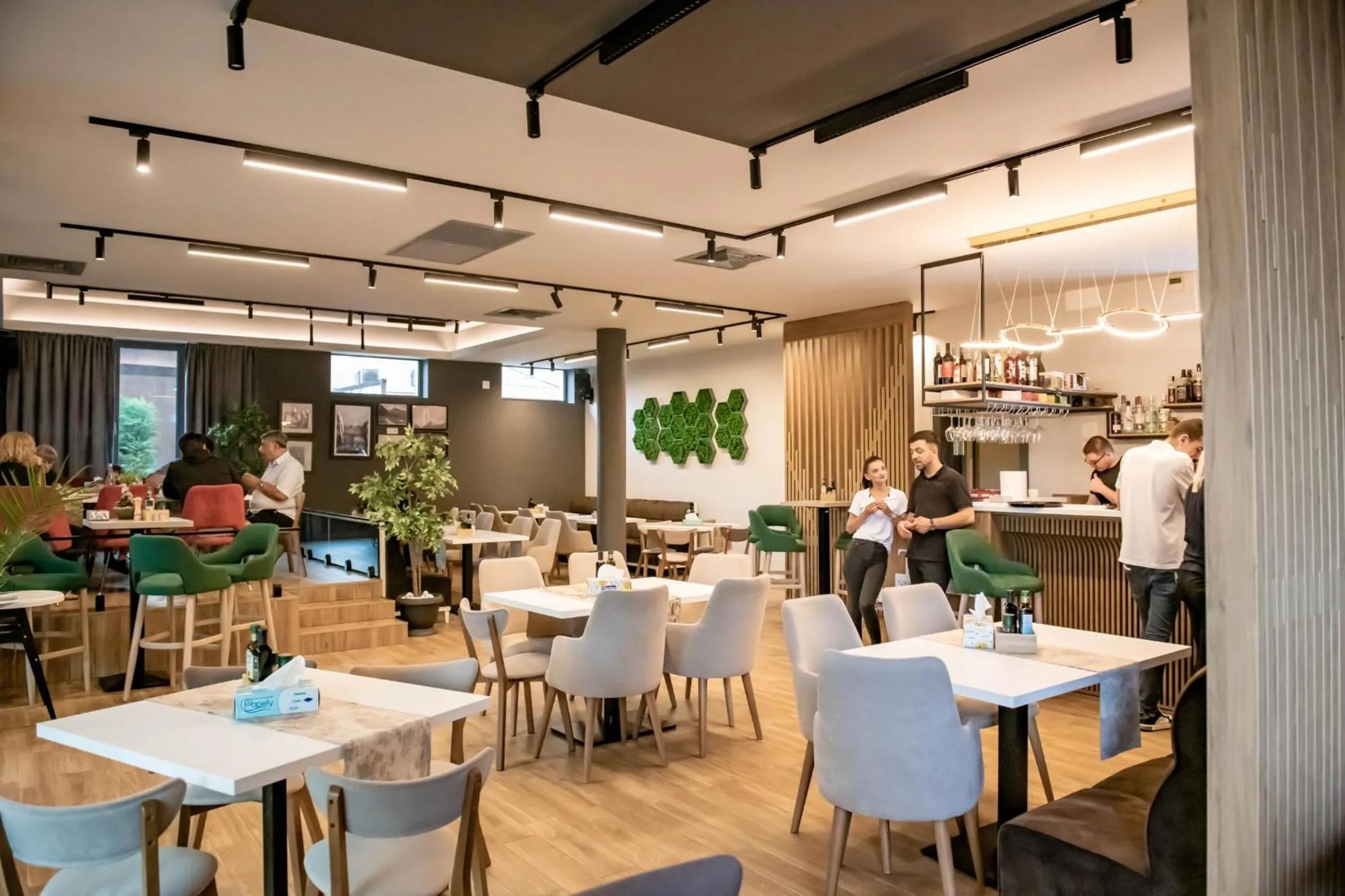 Restaurant/places to eat in Hotel THR Center