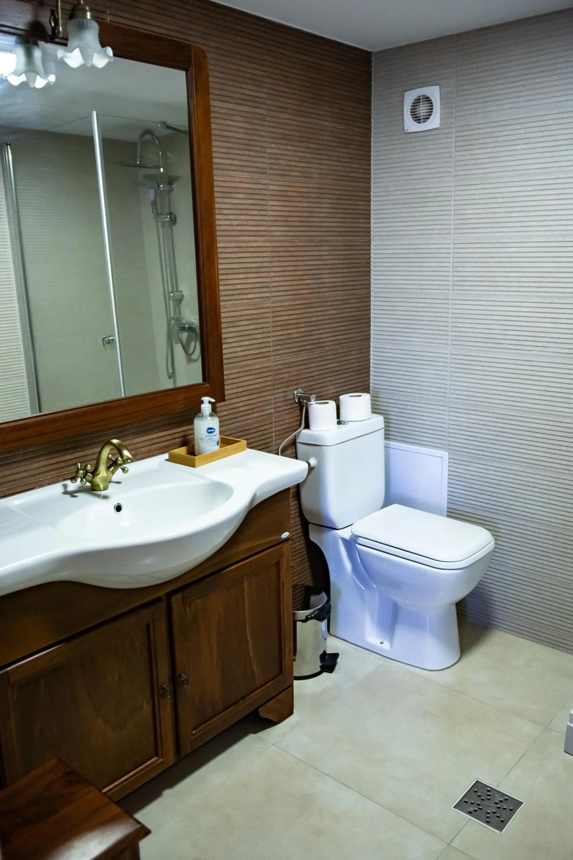 Shower in Hotel THR Center