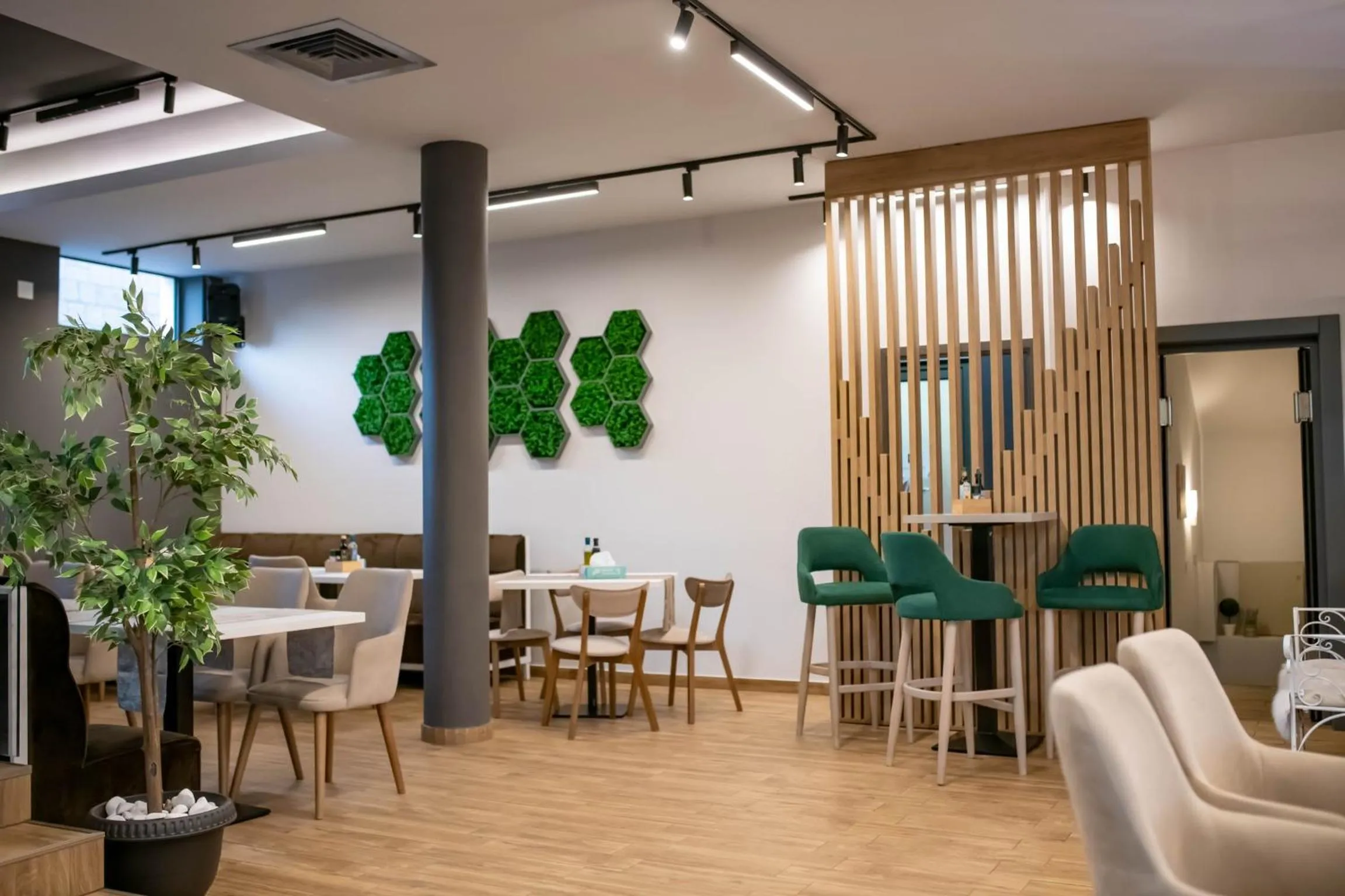 Restaurant/places to eat in Hotel THR Center