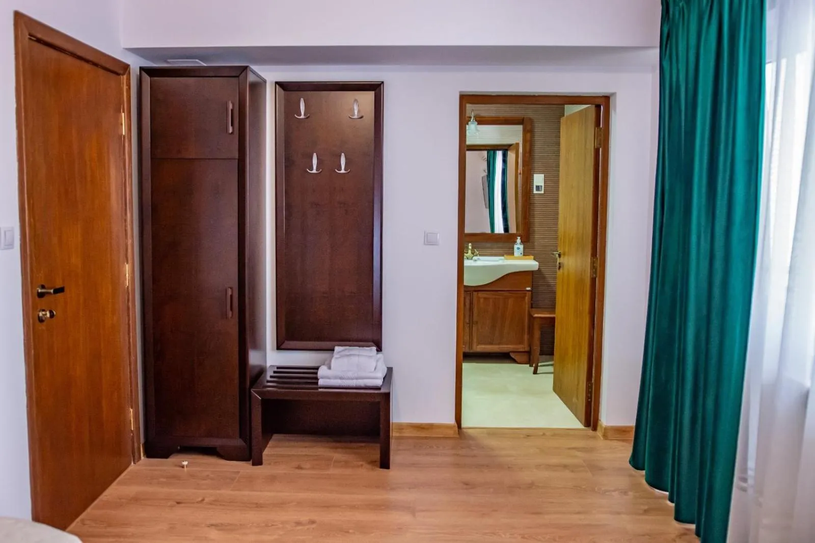 Shower, Bed in Hotel THR Center