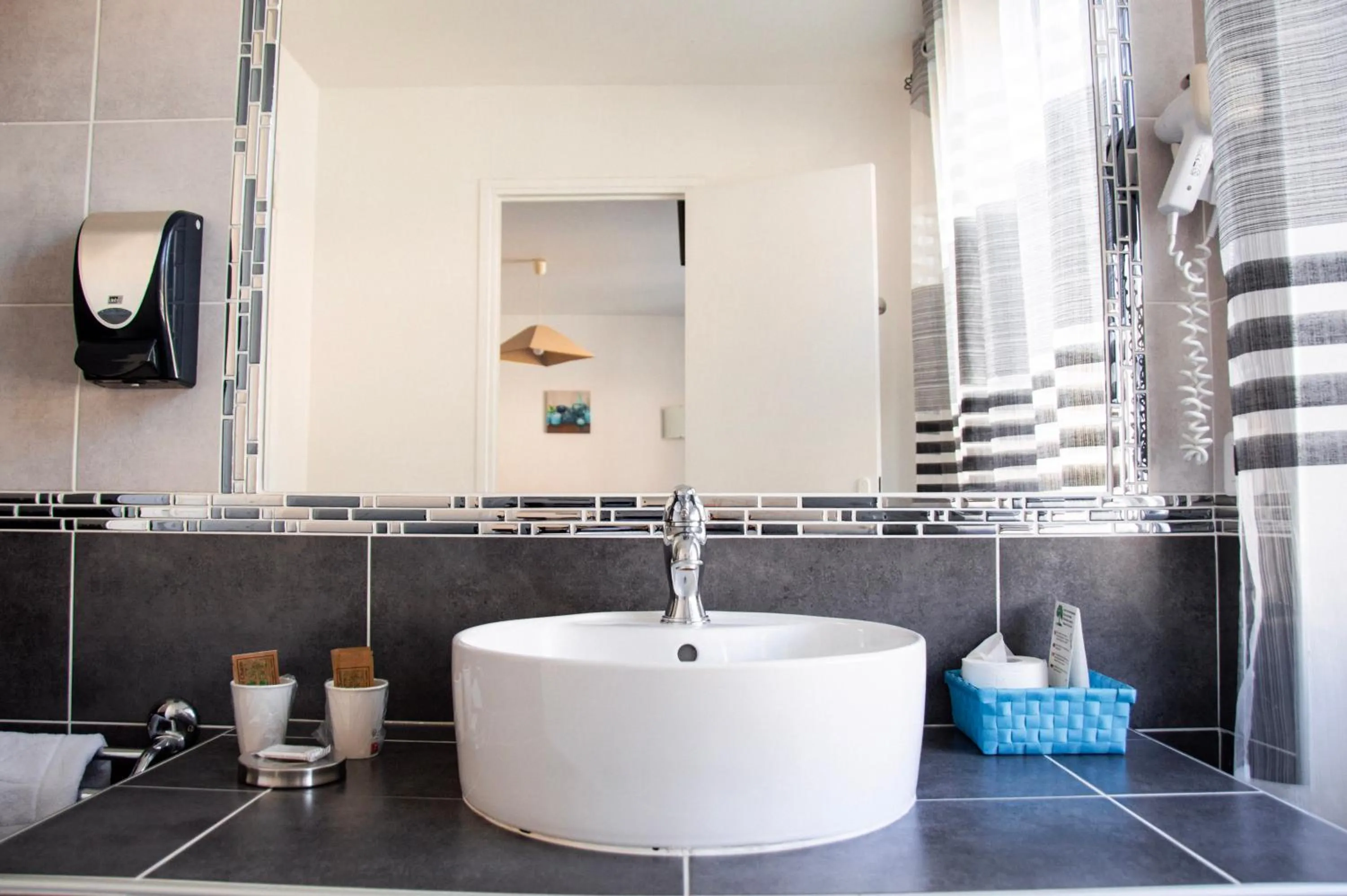 Bathroom in Hôtel Le Tivoli