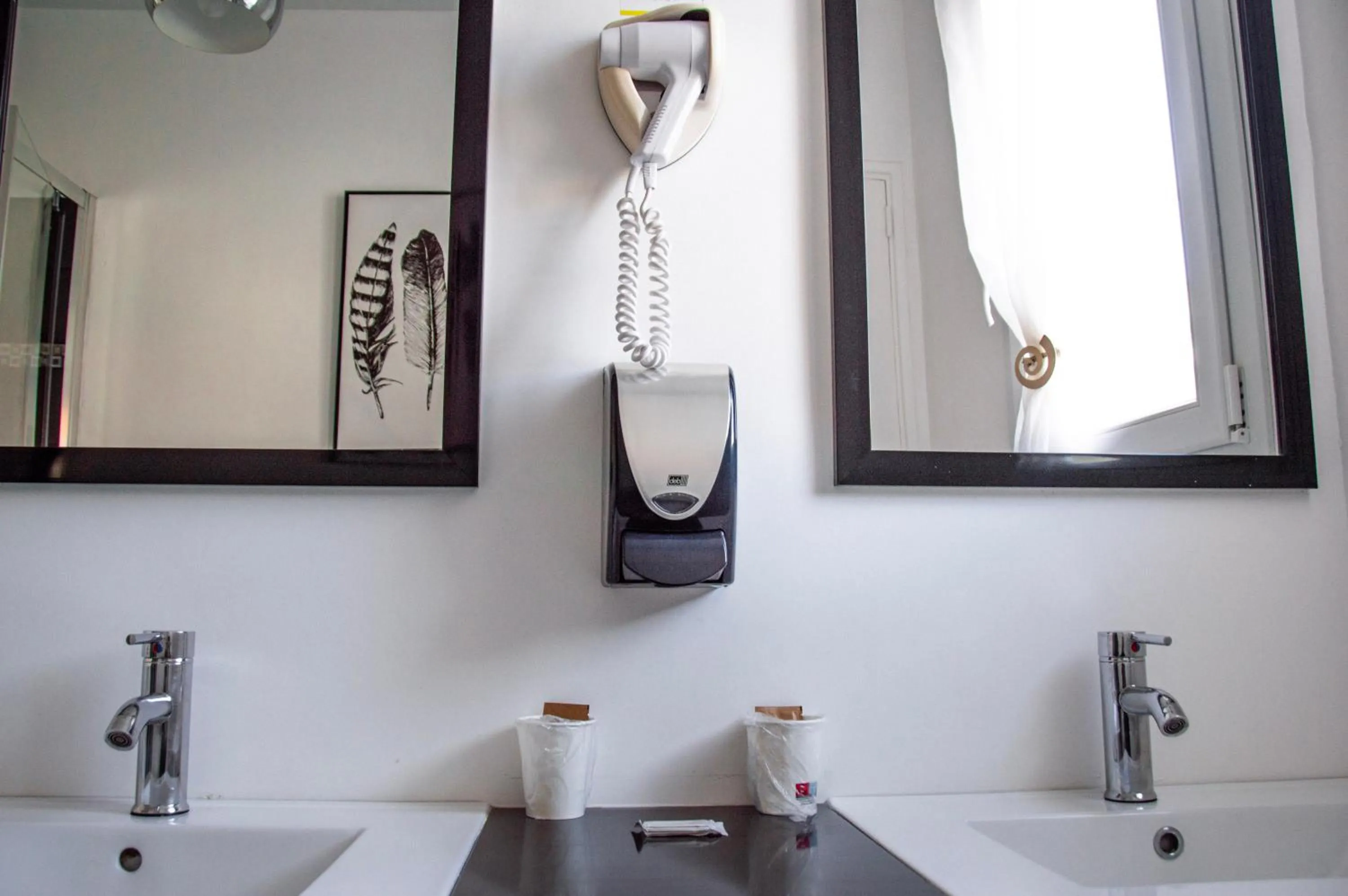 Bathroom in Hôtel Le Tivoli