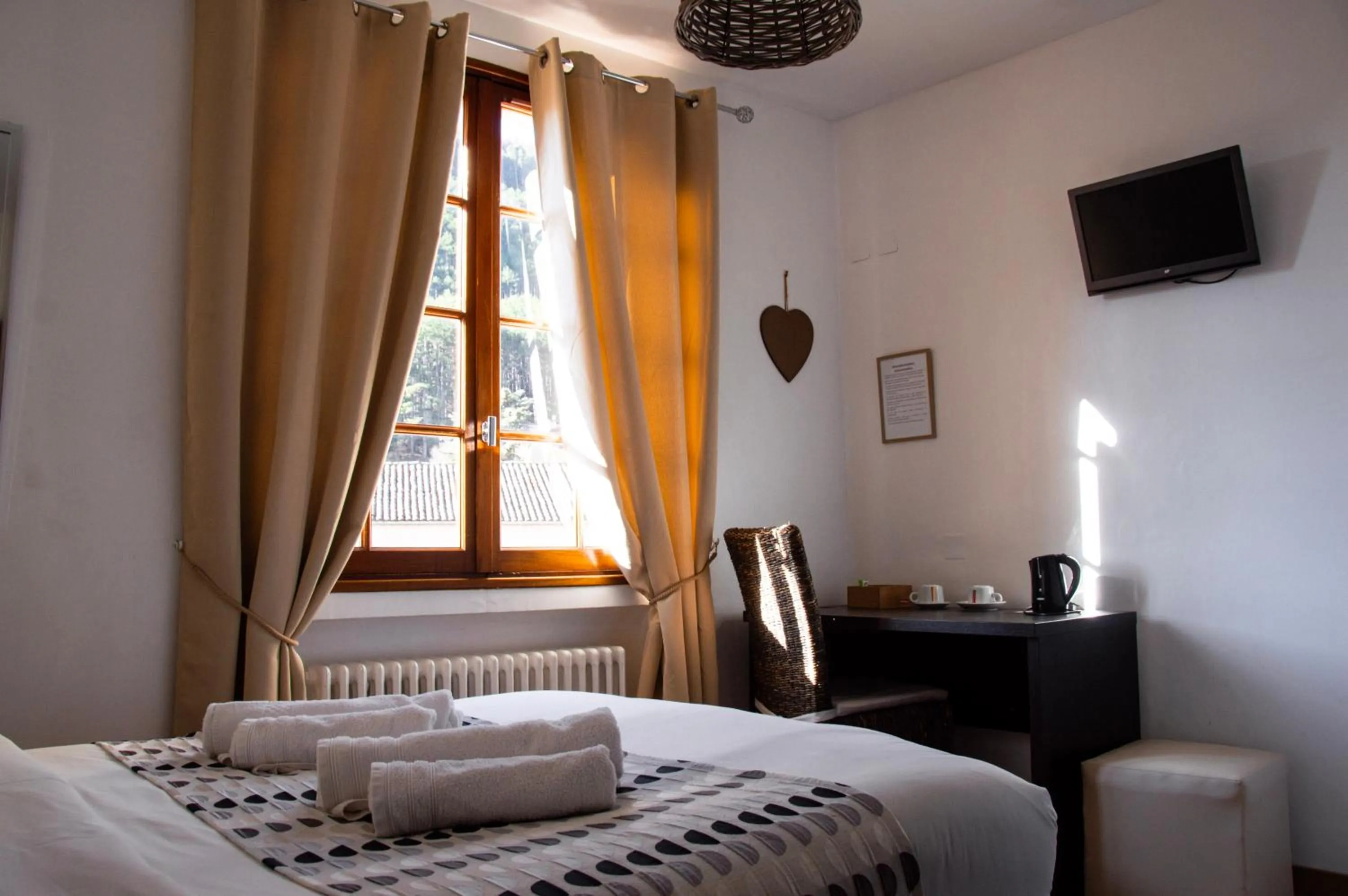 Bedroom, Bed in Hôtel Le Tivoli