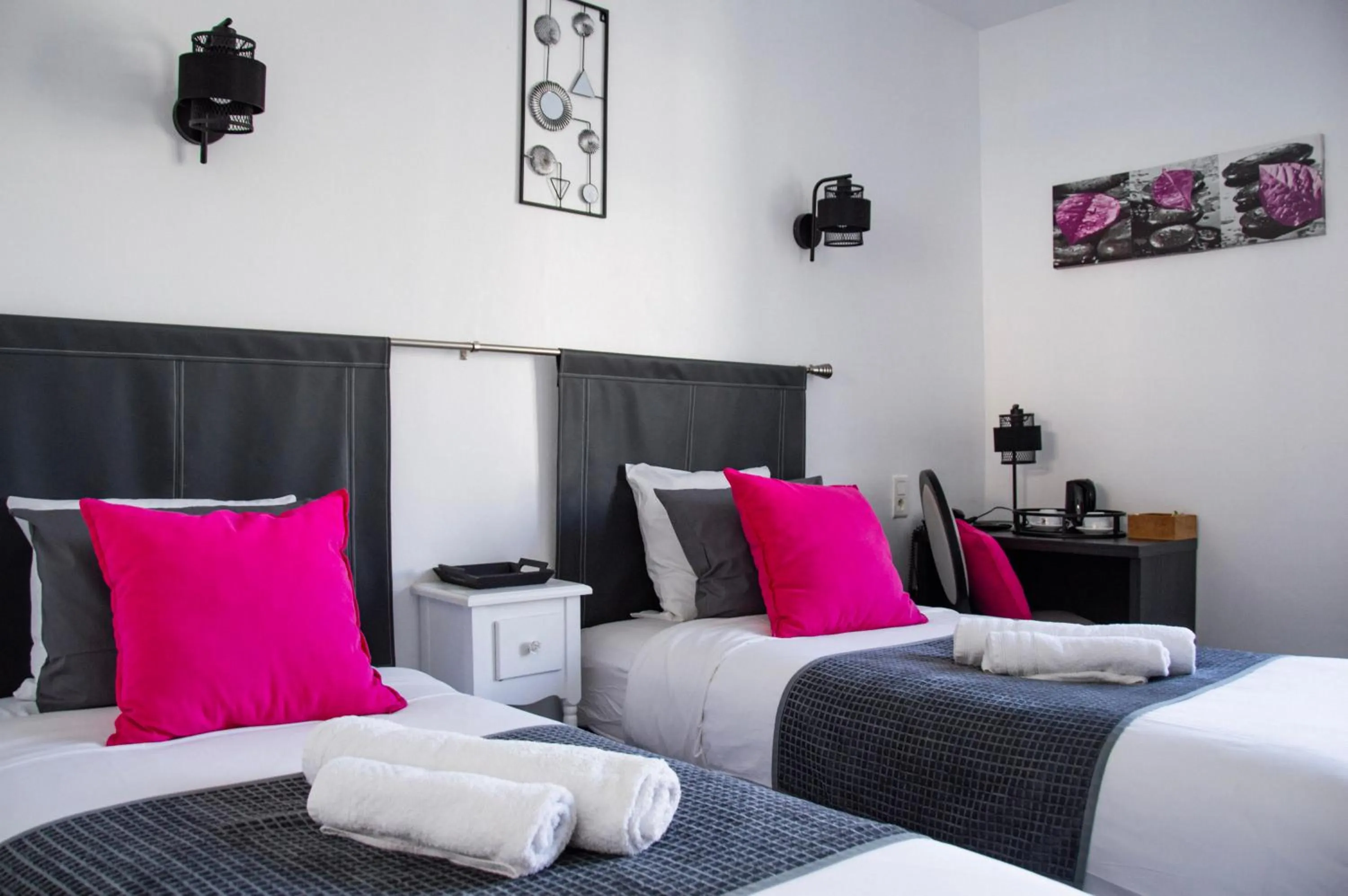 Bedroom, Bed in Hôtel Le Tivoli