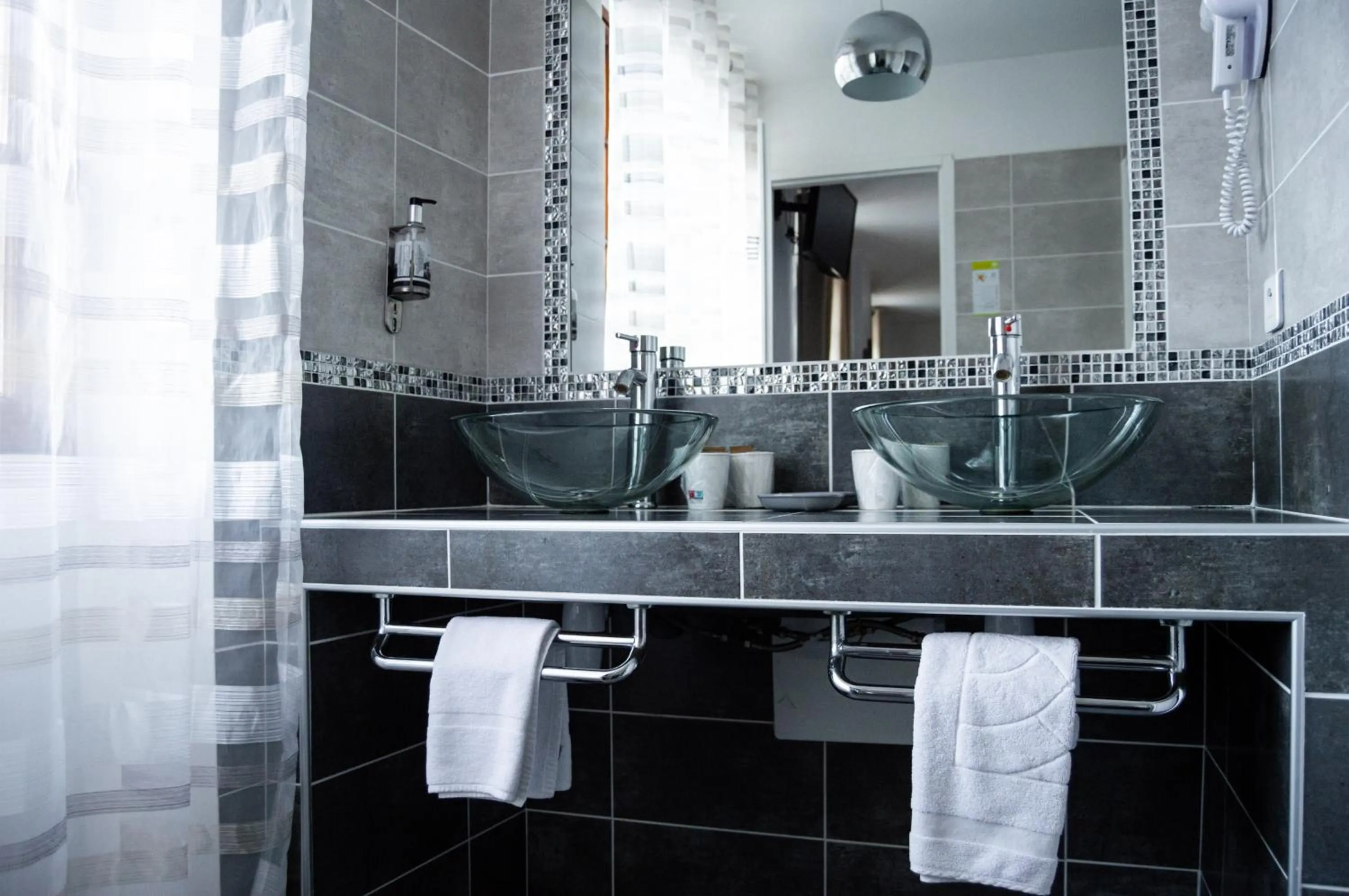 Bathroom in Hôtel Le Tivoli