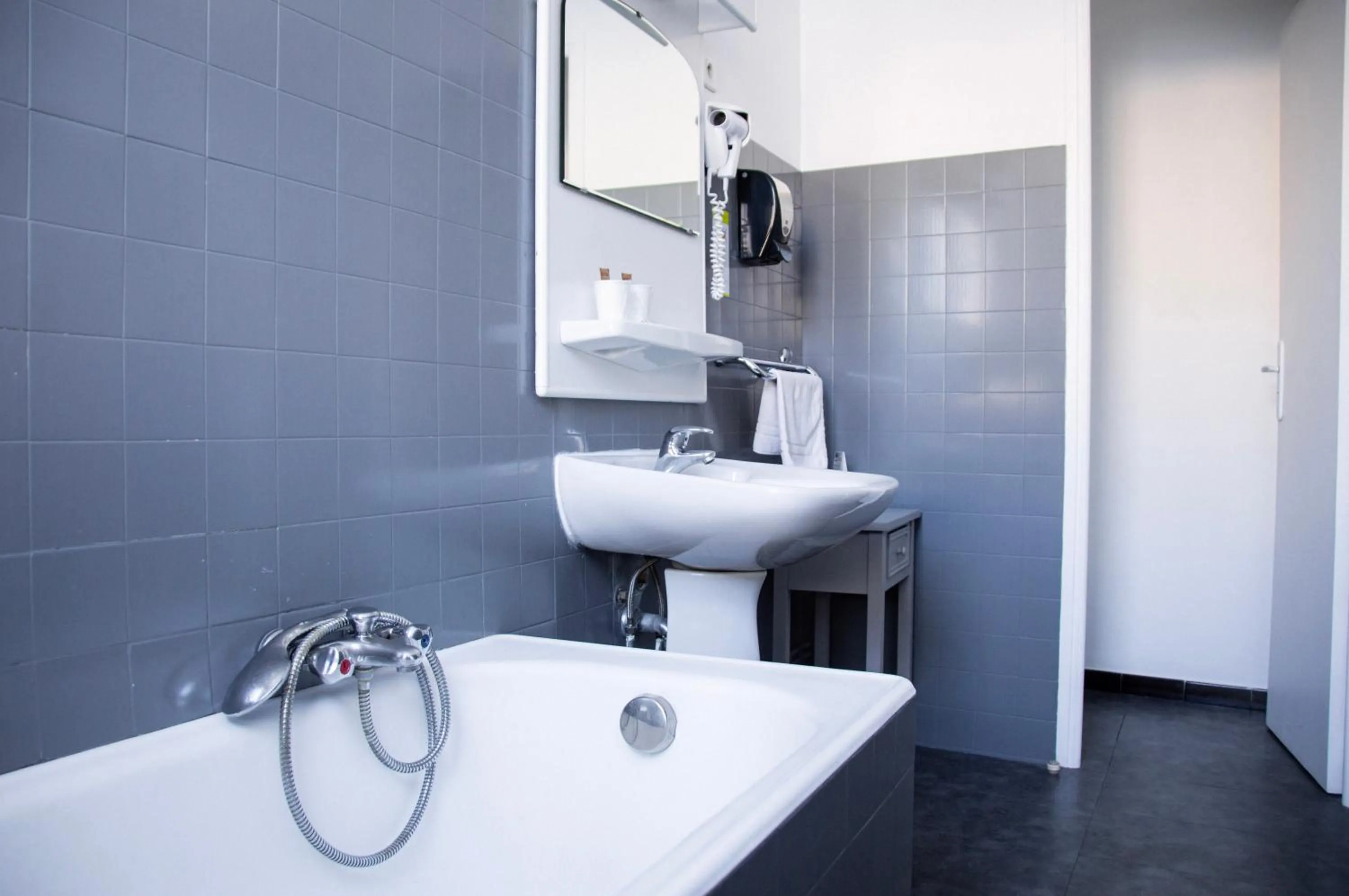 Bathroom in Hôtel Le Tivoli