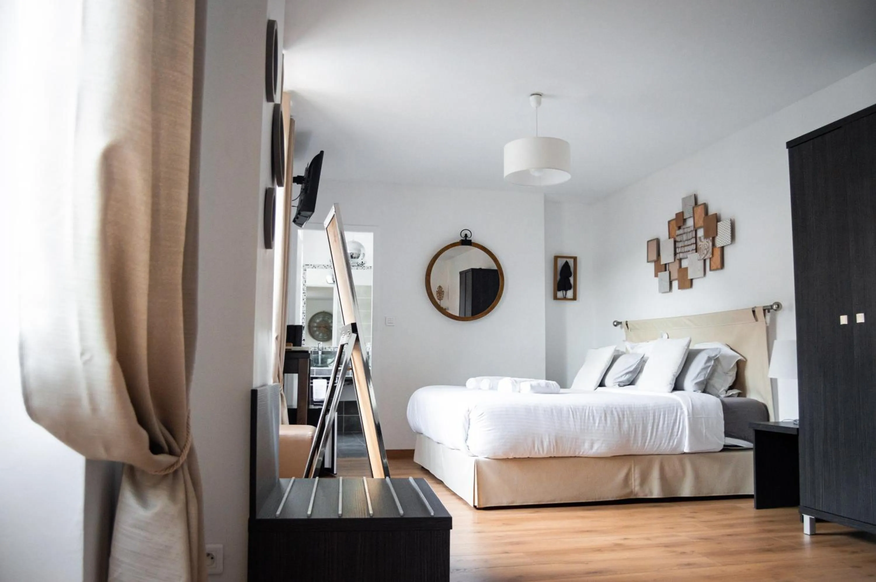 Bedroom, Bed in Hôtel Le Tivoli