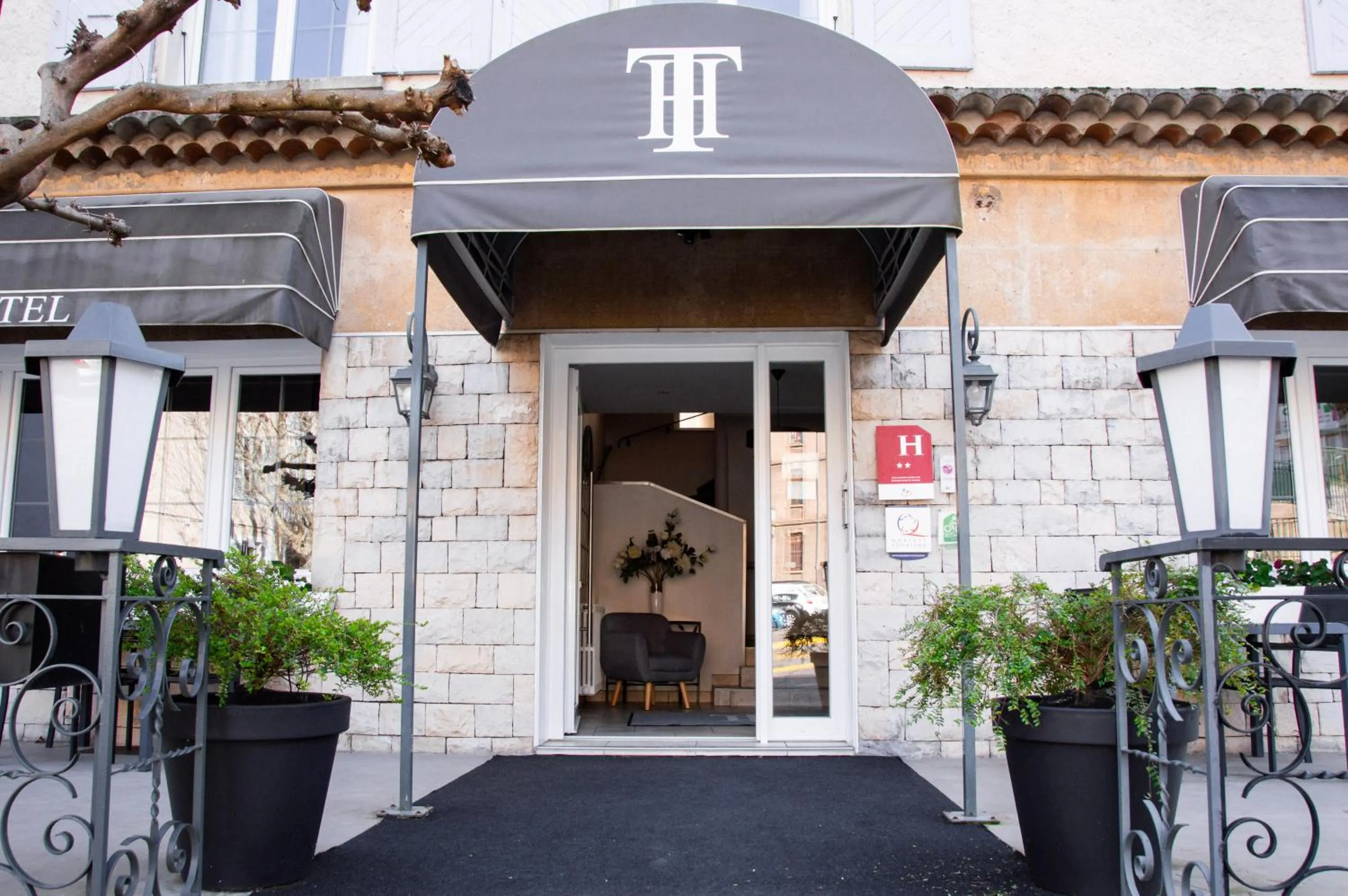 Facade/entrance in Hôtel Le Tivoli