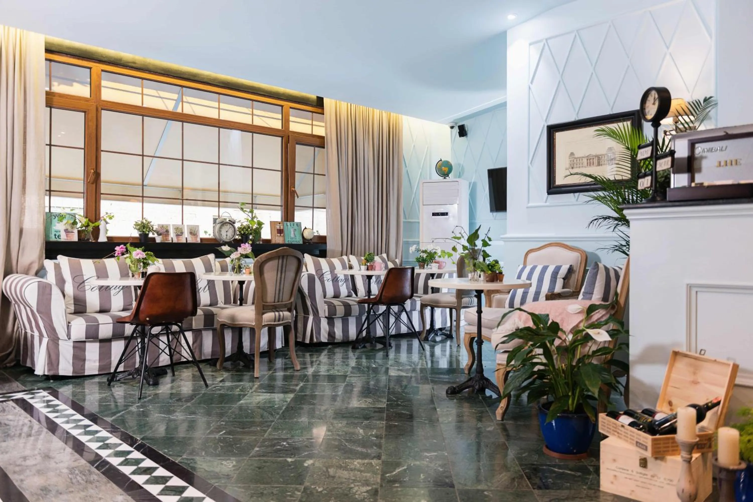 Communal lounge/ TV room in Areela Boutique Hotel