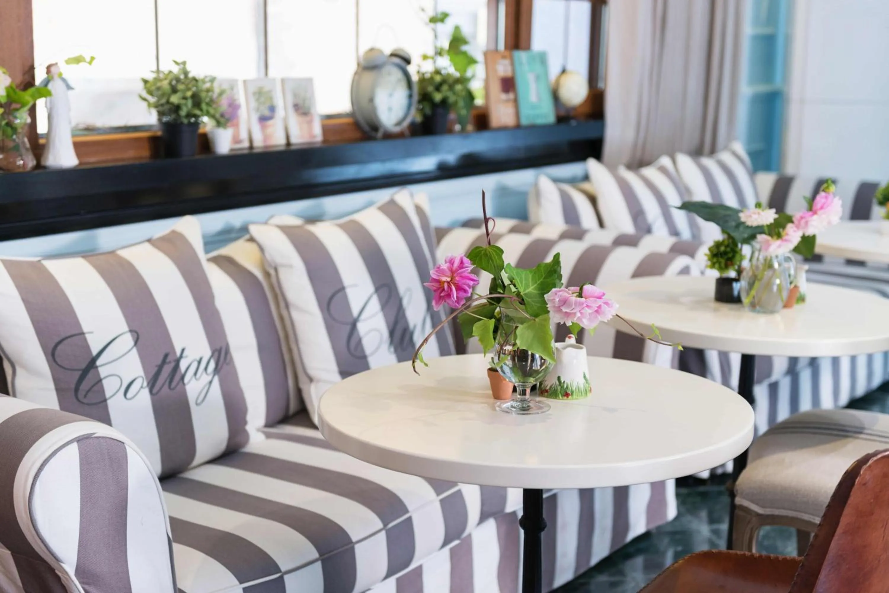 Communal lounge/ TV room in Areela Boutique Hotel