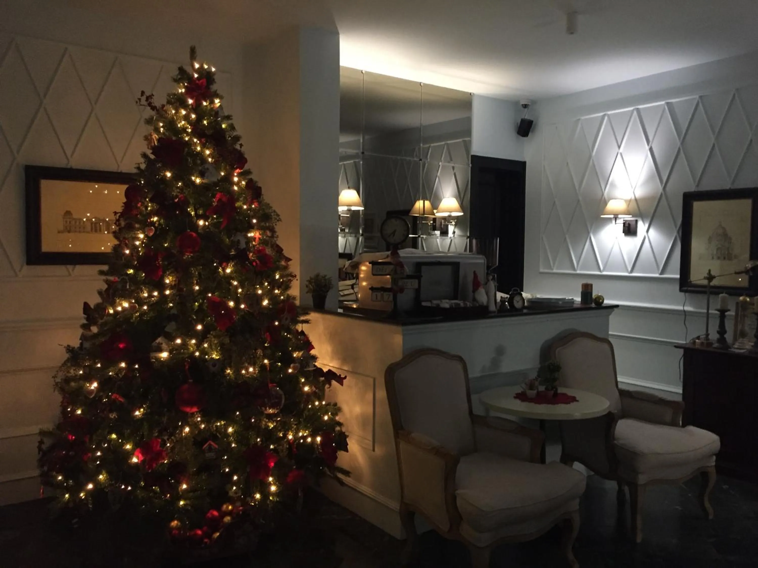 Communal lounge/ TV room in Areela Boutique Hotel