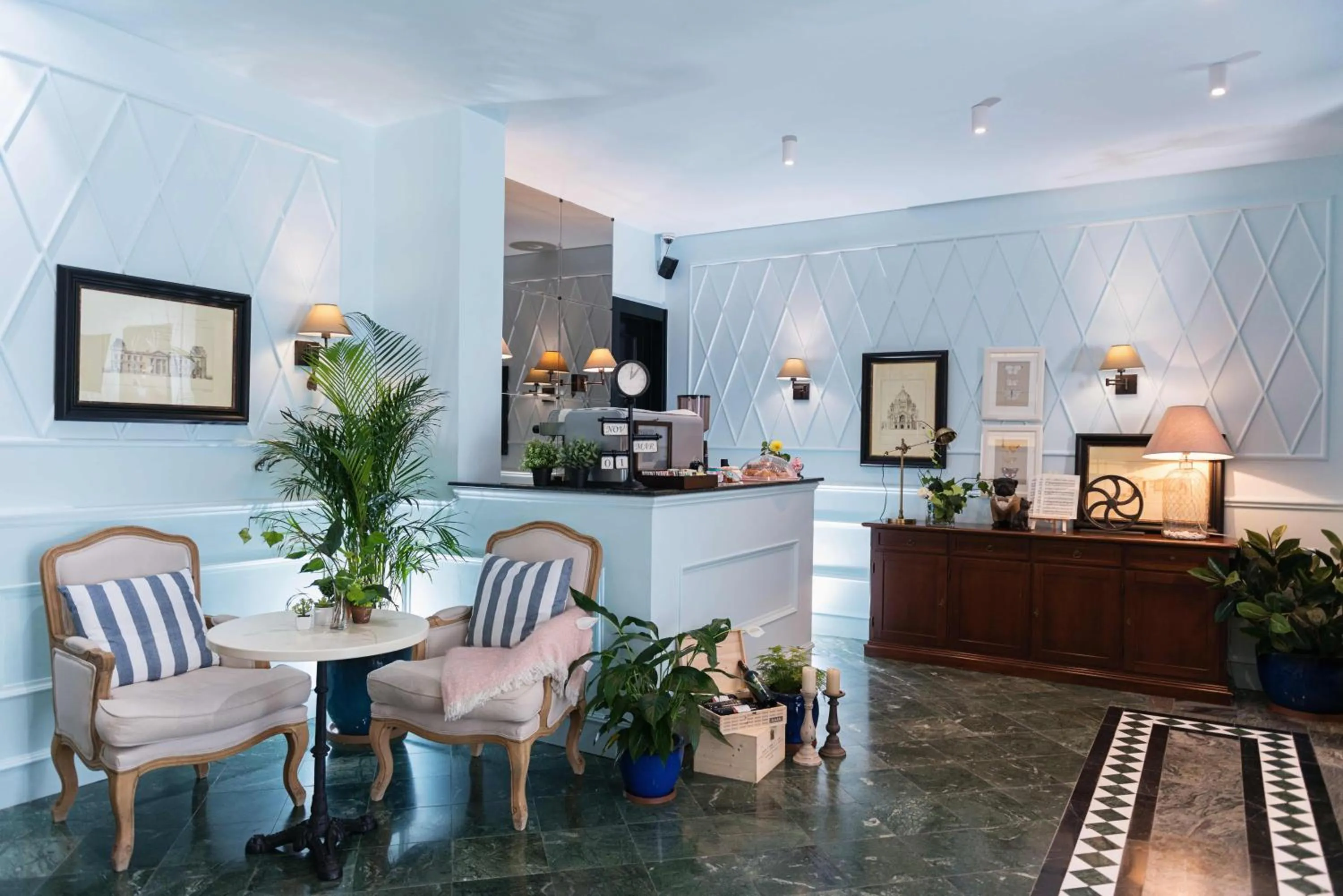 Communal lounge/ TV room in Areela Boutique Hotel