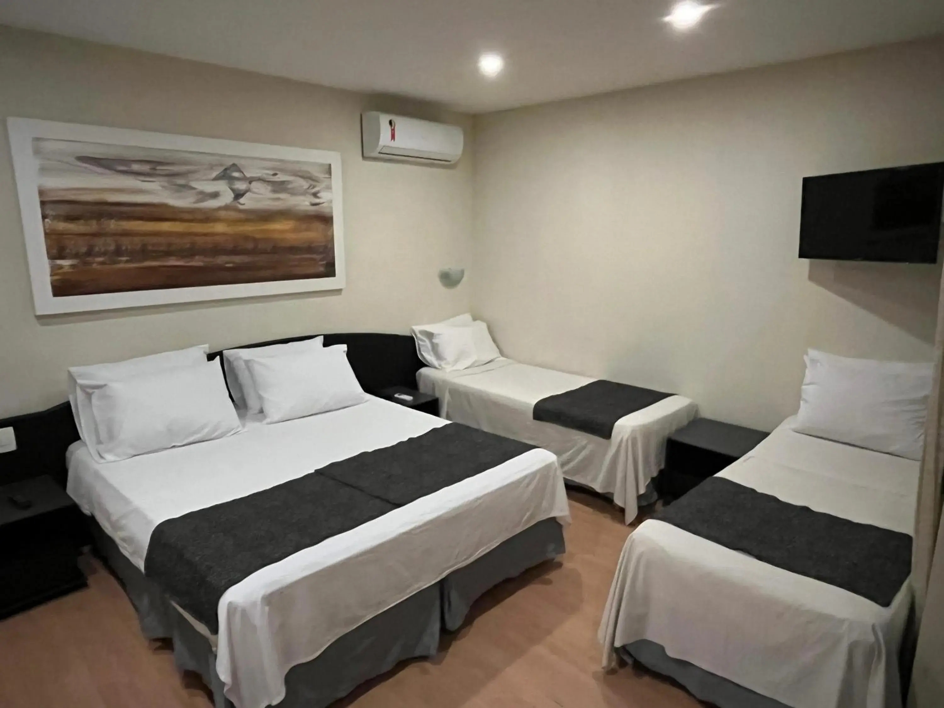 Superior Quadruple Room in Hotel Galícia Superior Quadruple Room in Hotel Galícia