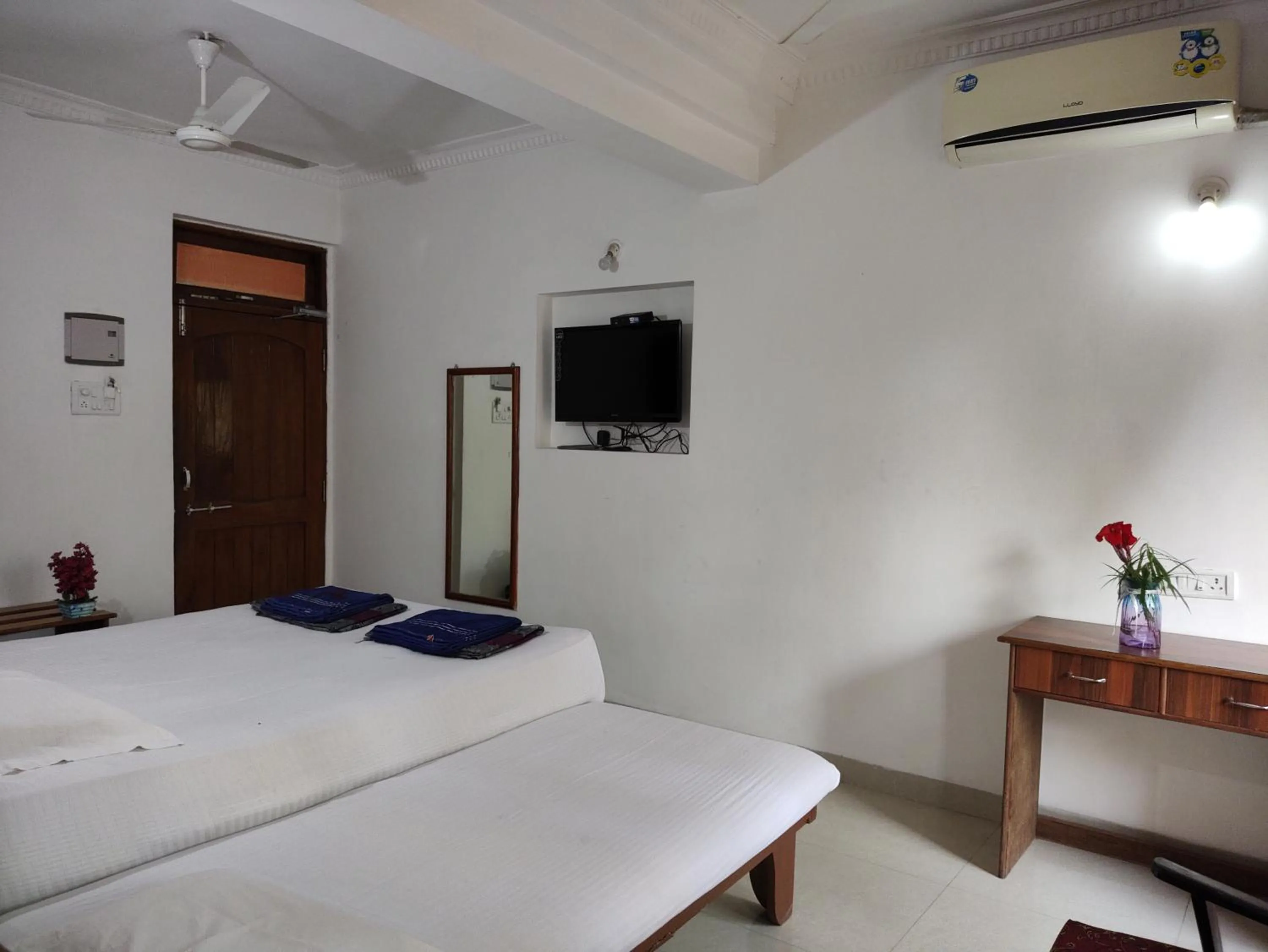 Communal lounge/ TV room, Bed in Hotel Kismat Mahal