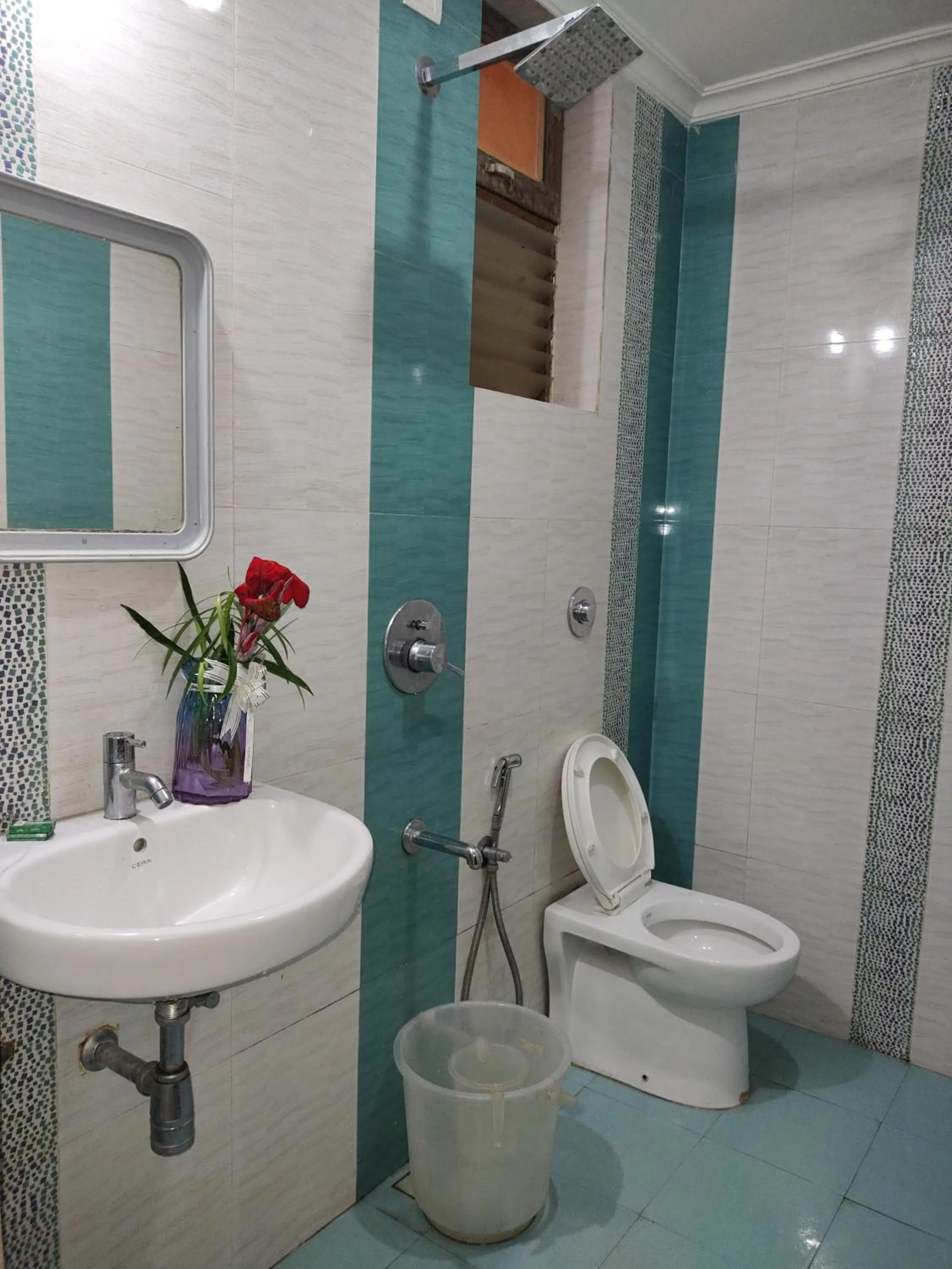 Shower in Hotel Kismat Mahal