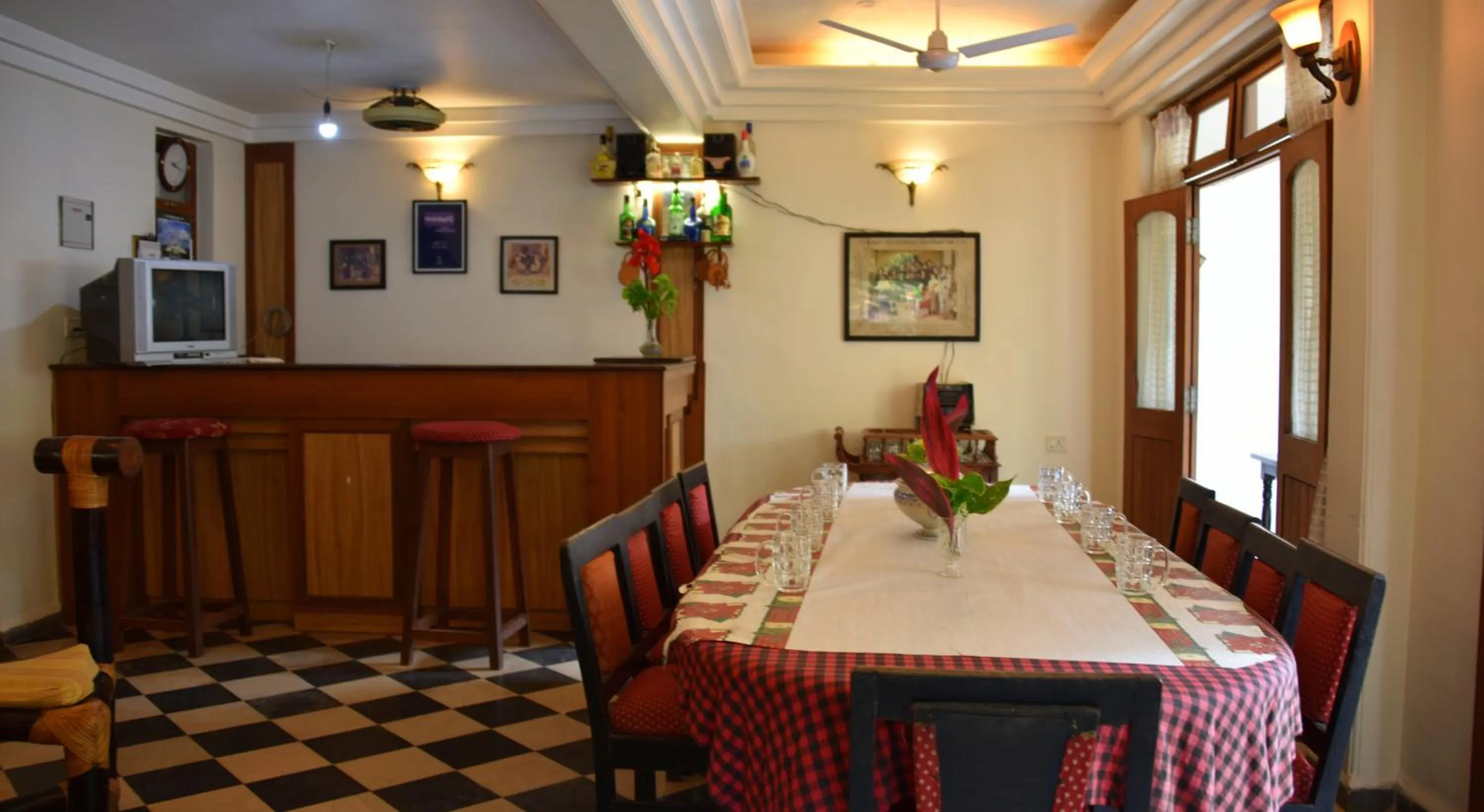 Restaurant/places to eat in Hotel Kismat Mahal
