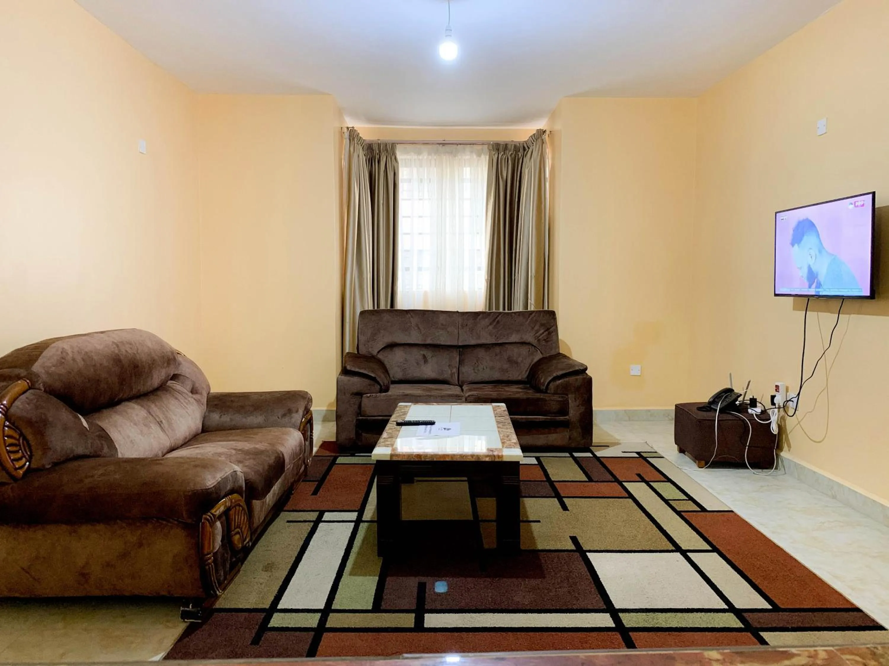 Communal lounge/ TV room in Easy Jkia Homestay