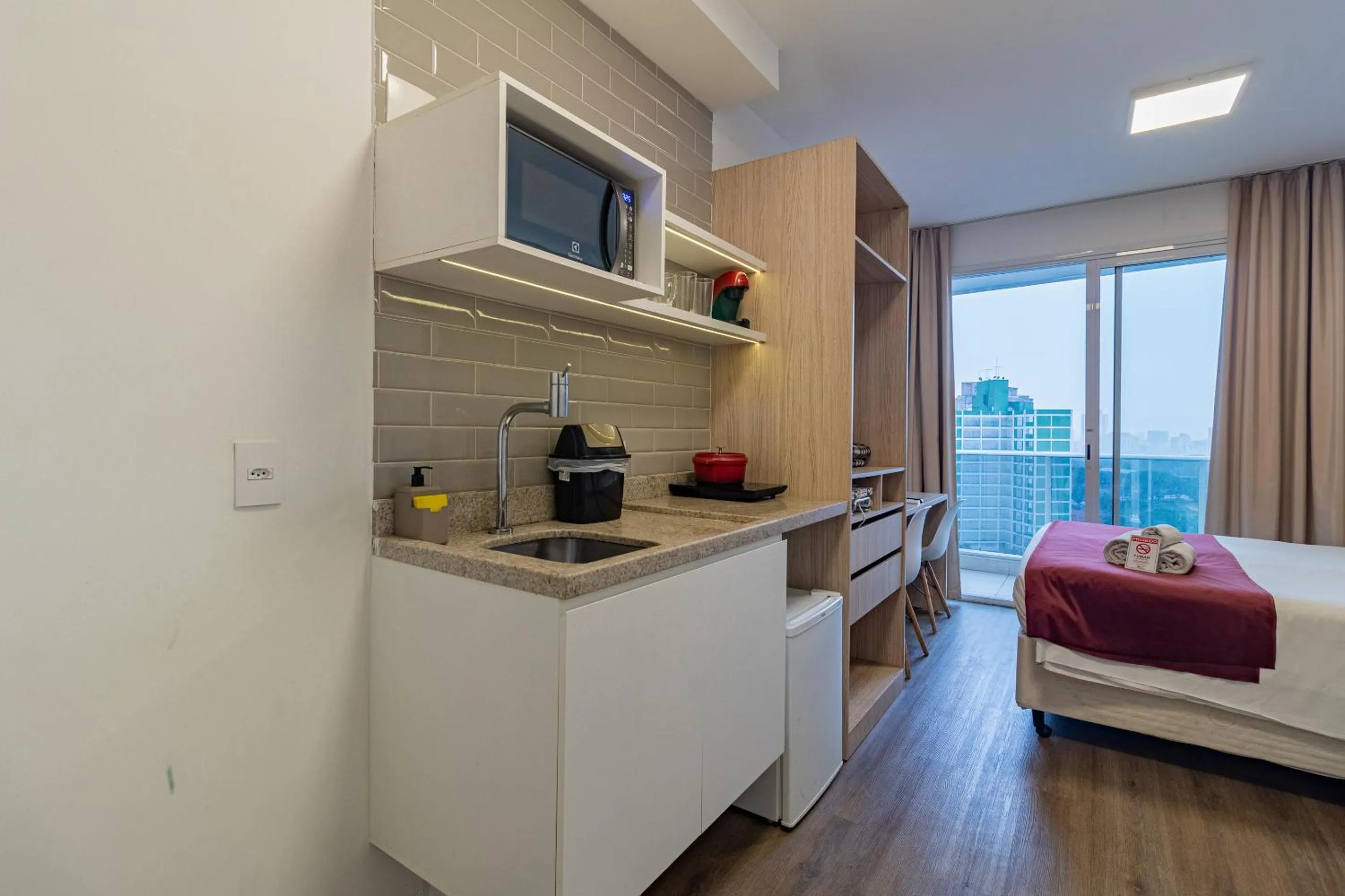 Kitchen or kitchenette, Bed in 360 Suítes Sé