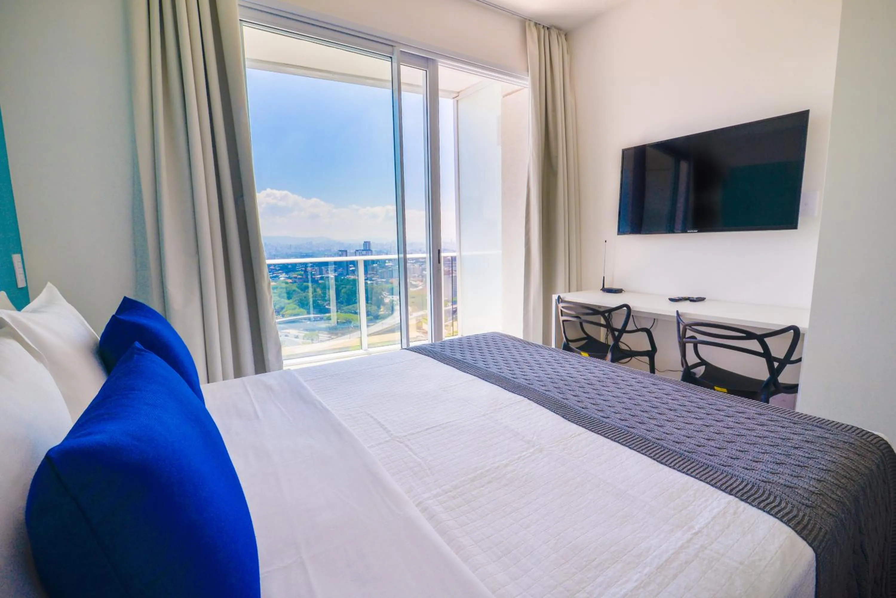 Living room, Bed in 360 Suítes Sé