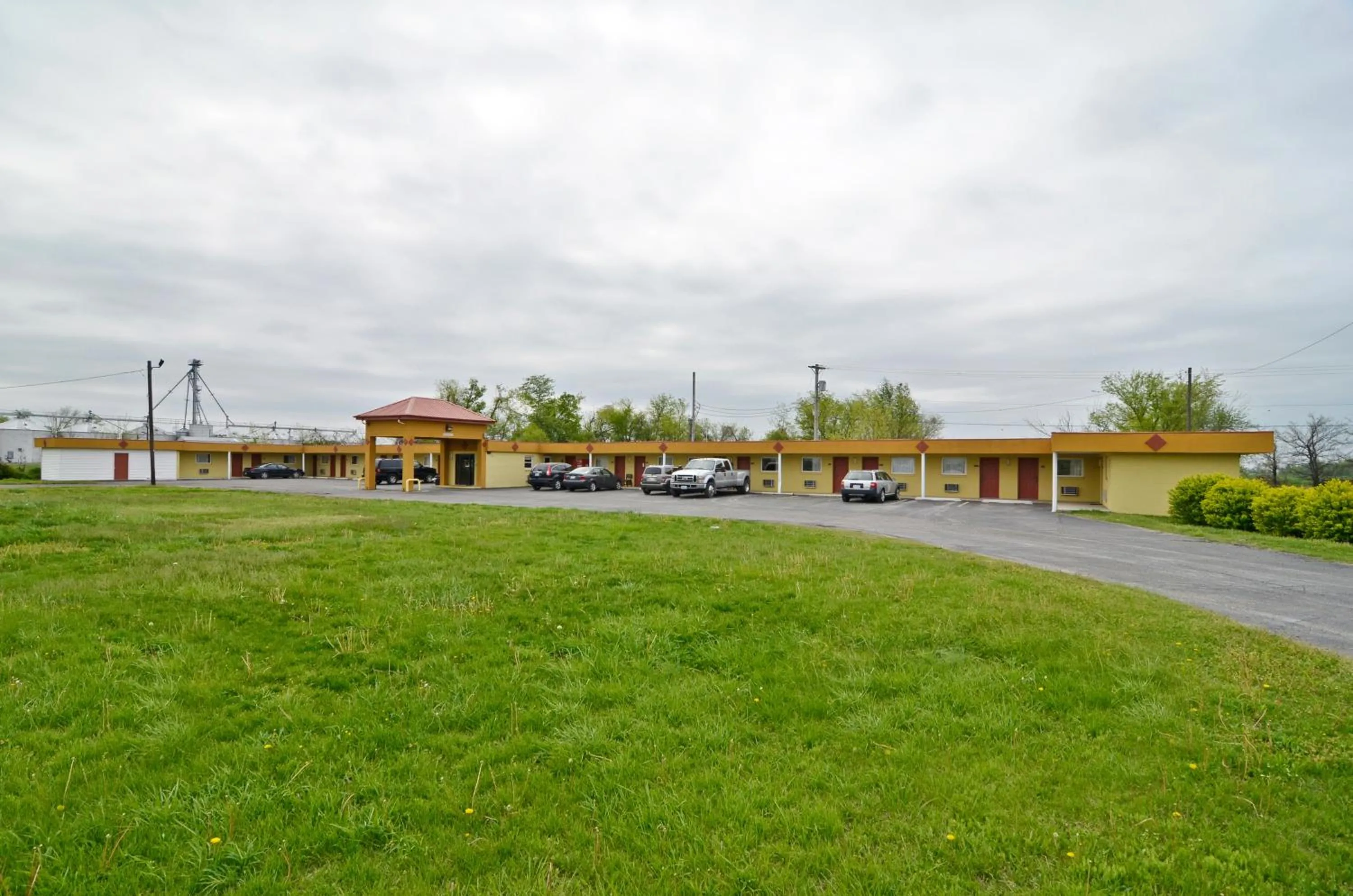 Property building in Charleston Eagle Inn