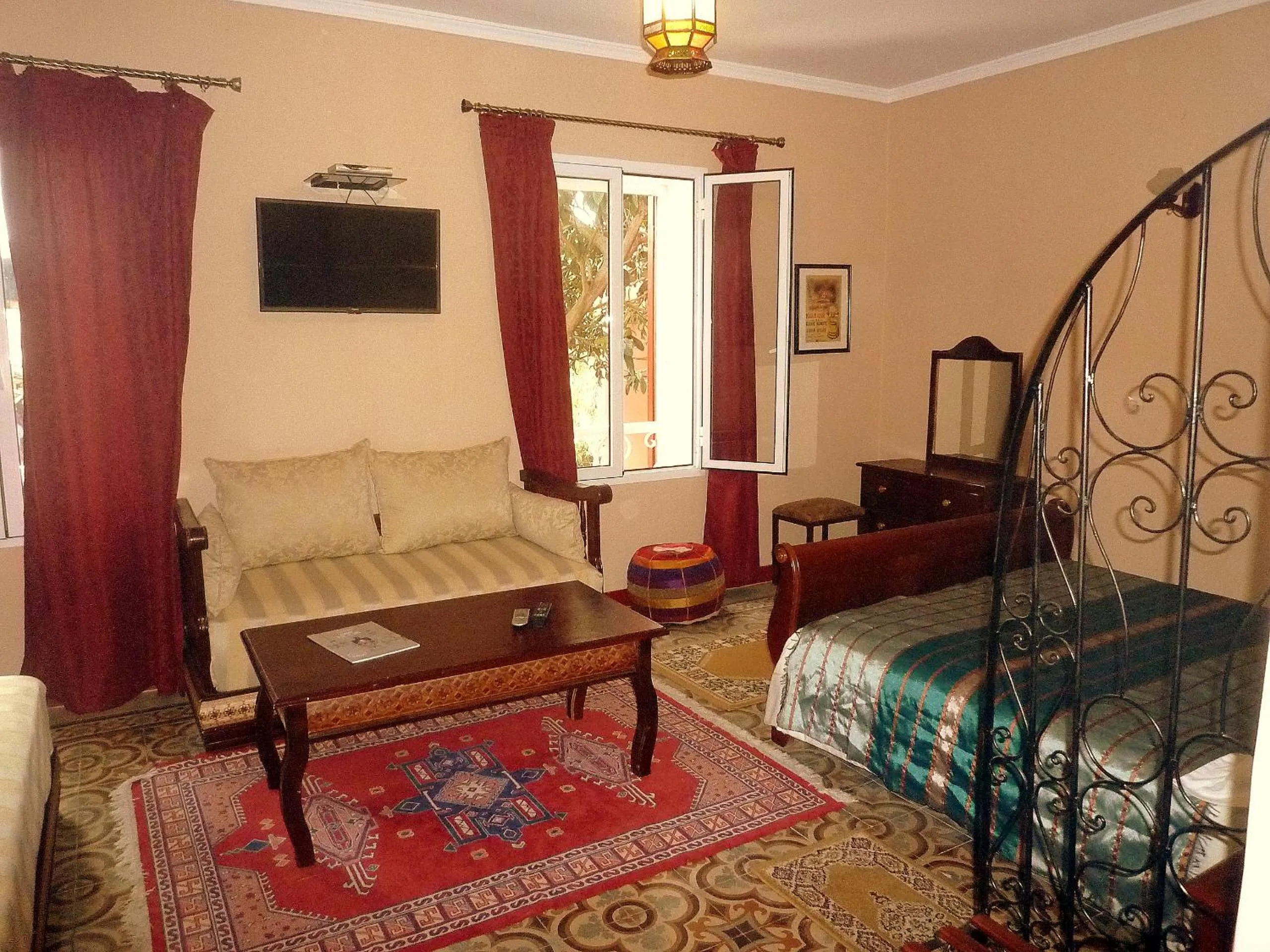 TV and multimedia, Bed in Dar Omar Khayam