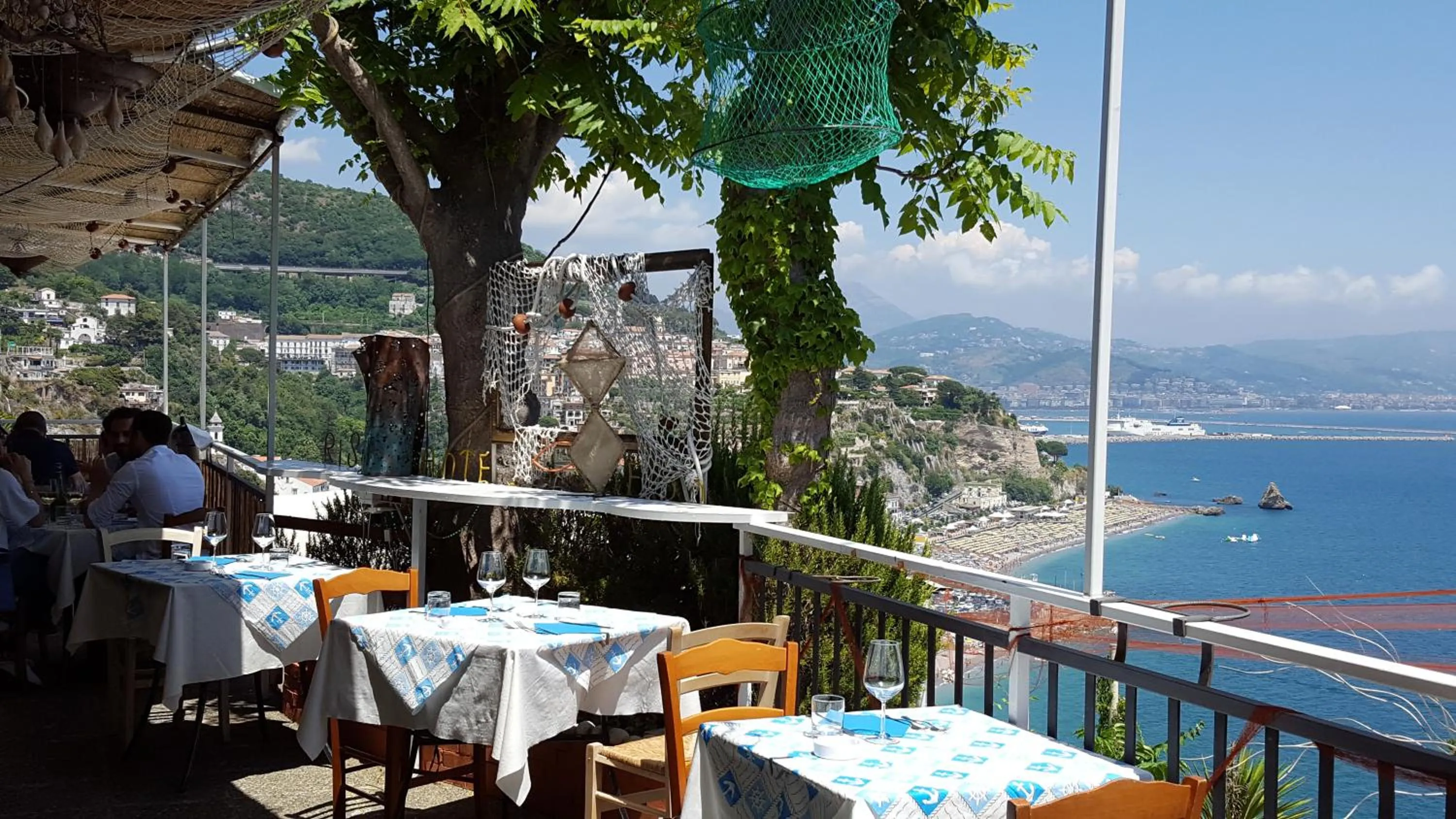 Restaurant/places to eat in B&B FISH