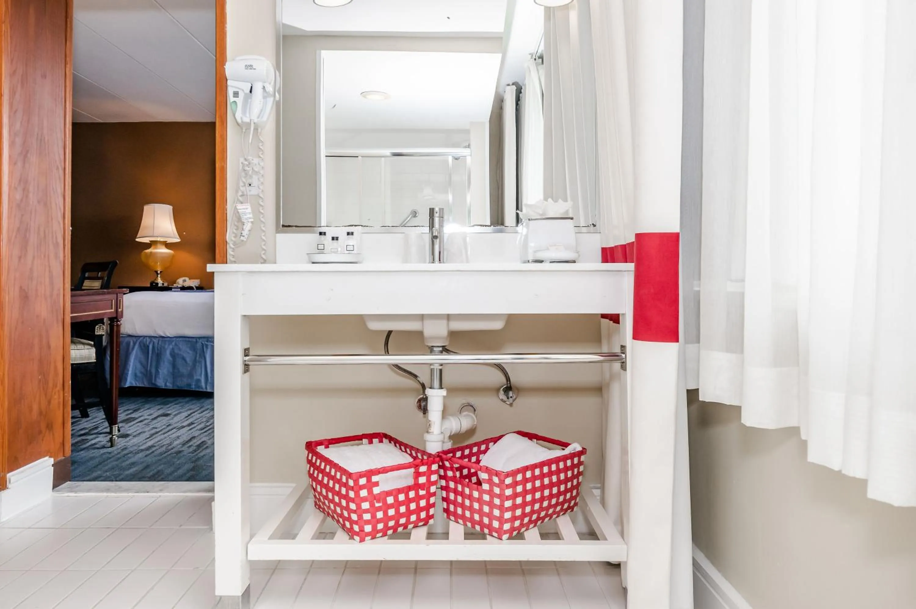 Bathroom, Bed in Metro Points Hotel Washington North