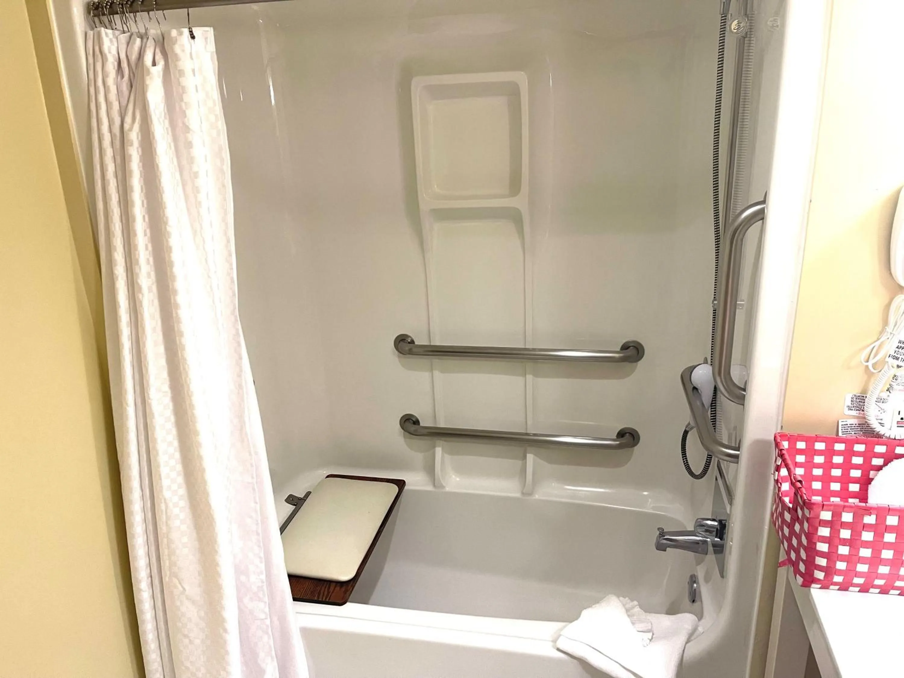 Shower in Metro Points Hotel Washington North