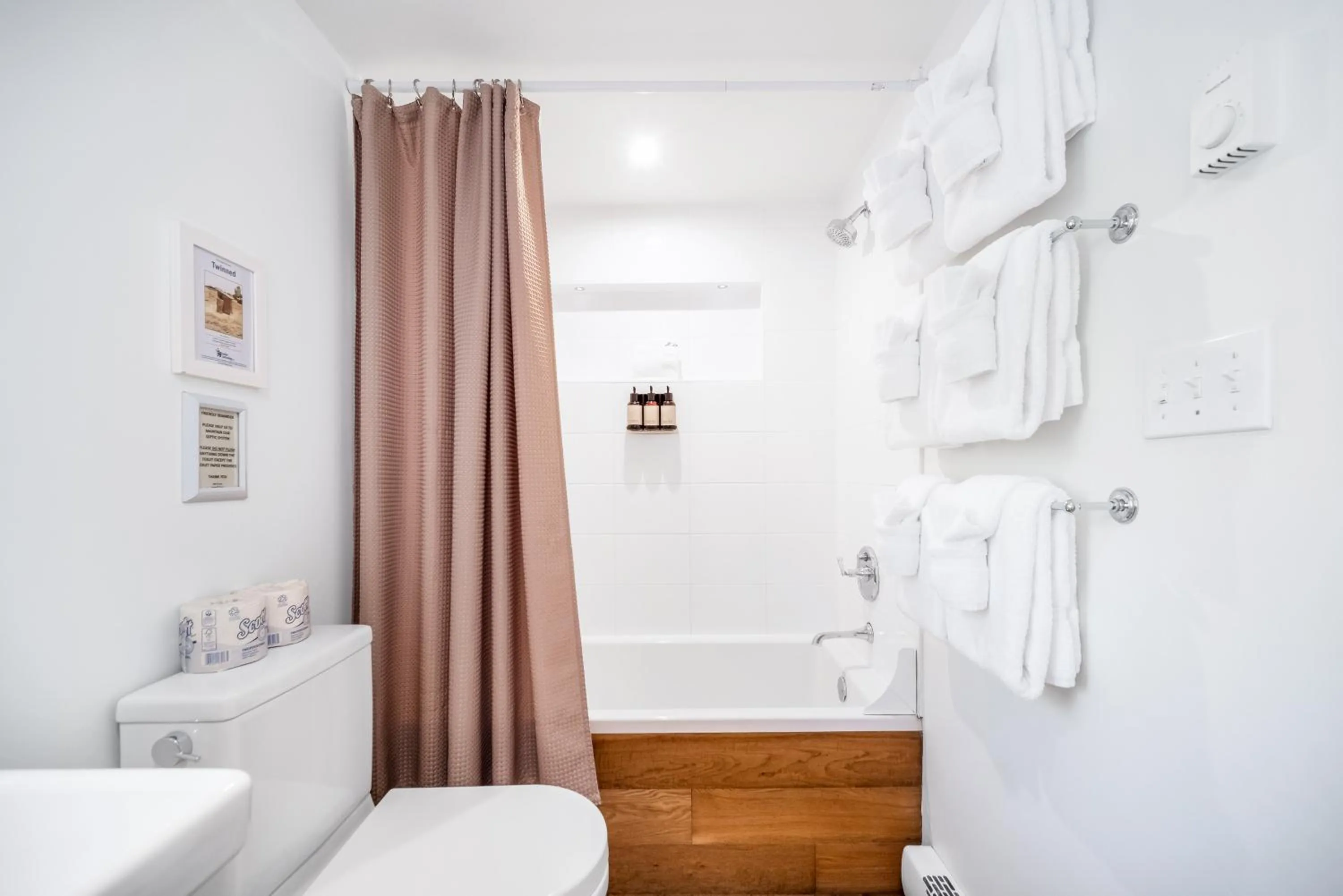 Bathroom in Sunwolf Riverside Cabins