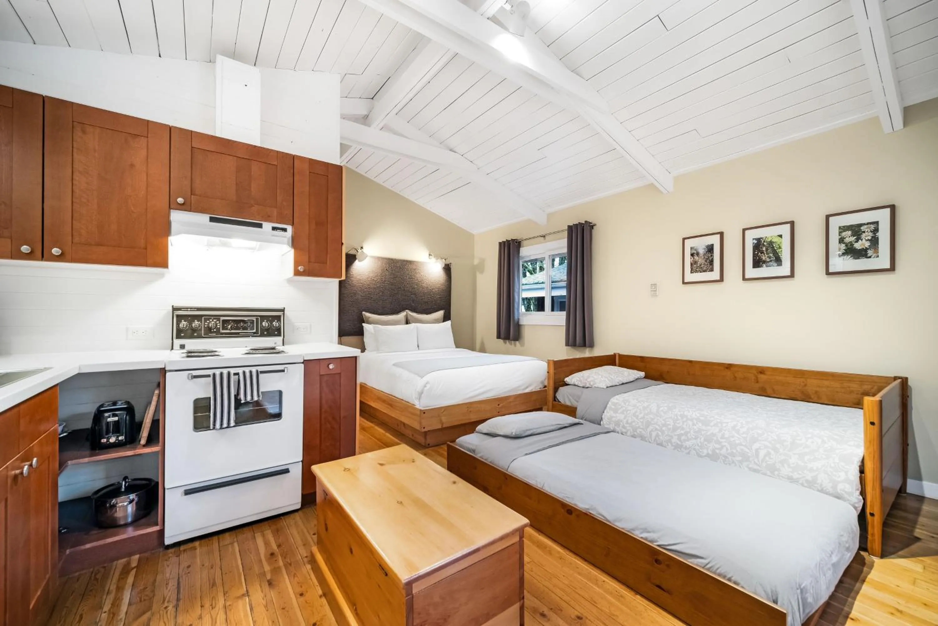 Photo of the whole room, Bed in Sunwolf Riverside Cabins