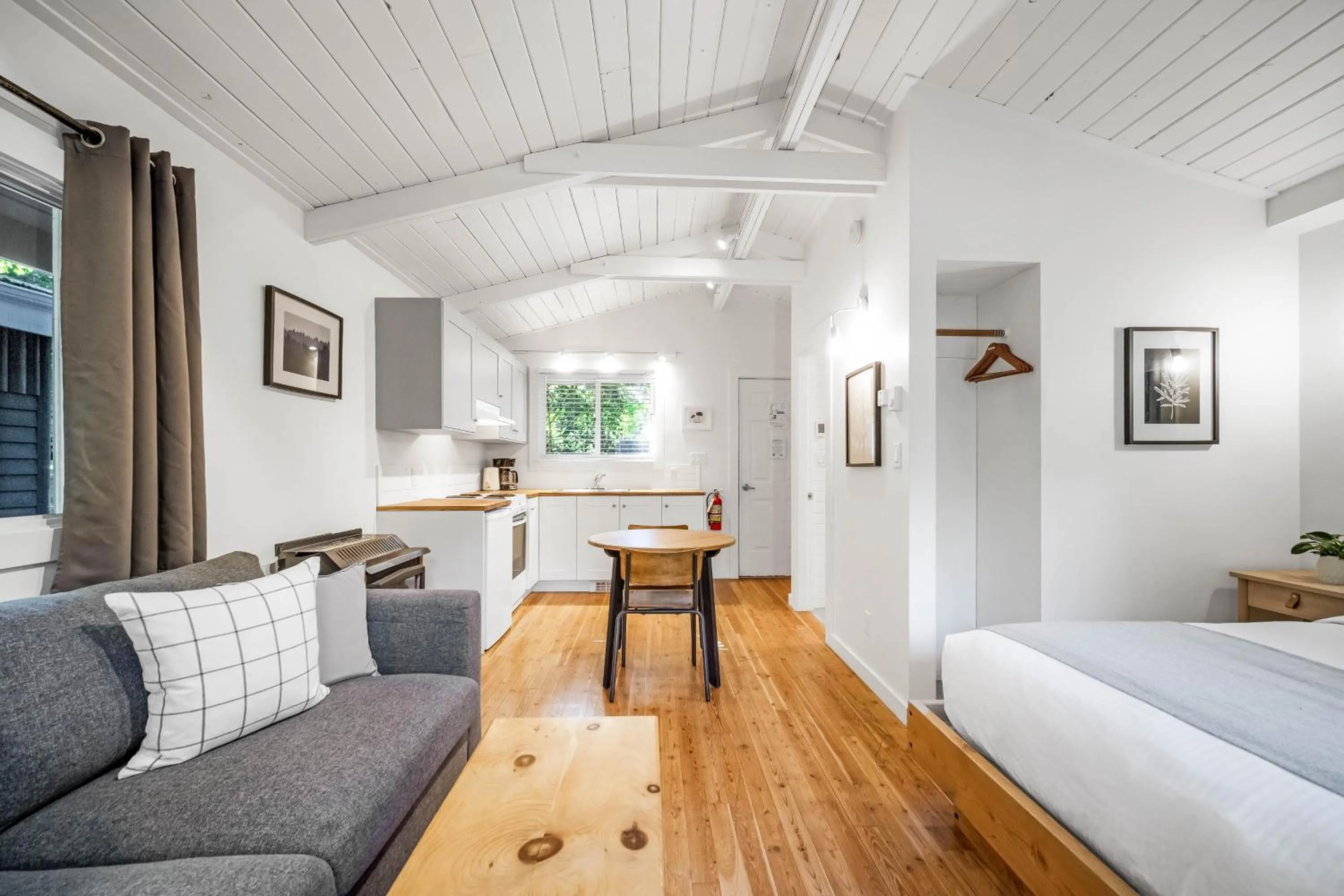 Living room, Bed in Sunwolf Riverside Cabins
