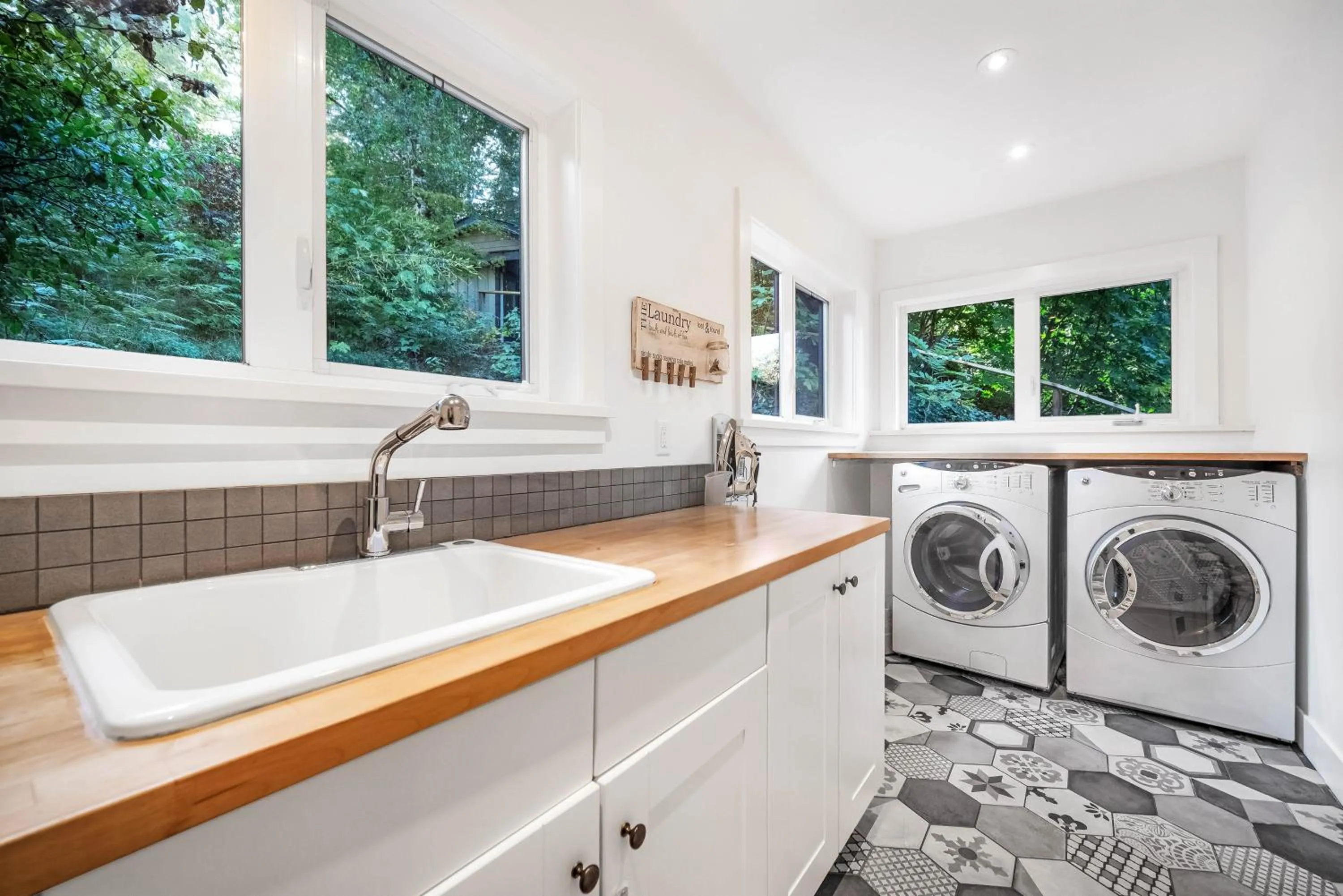 washing machine in Sunwolf Riverside Cabins
