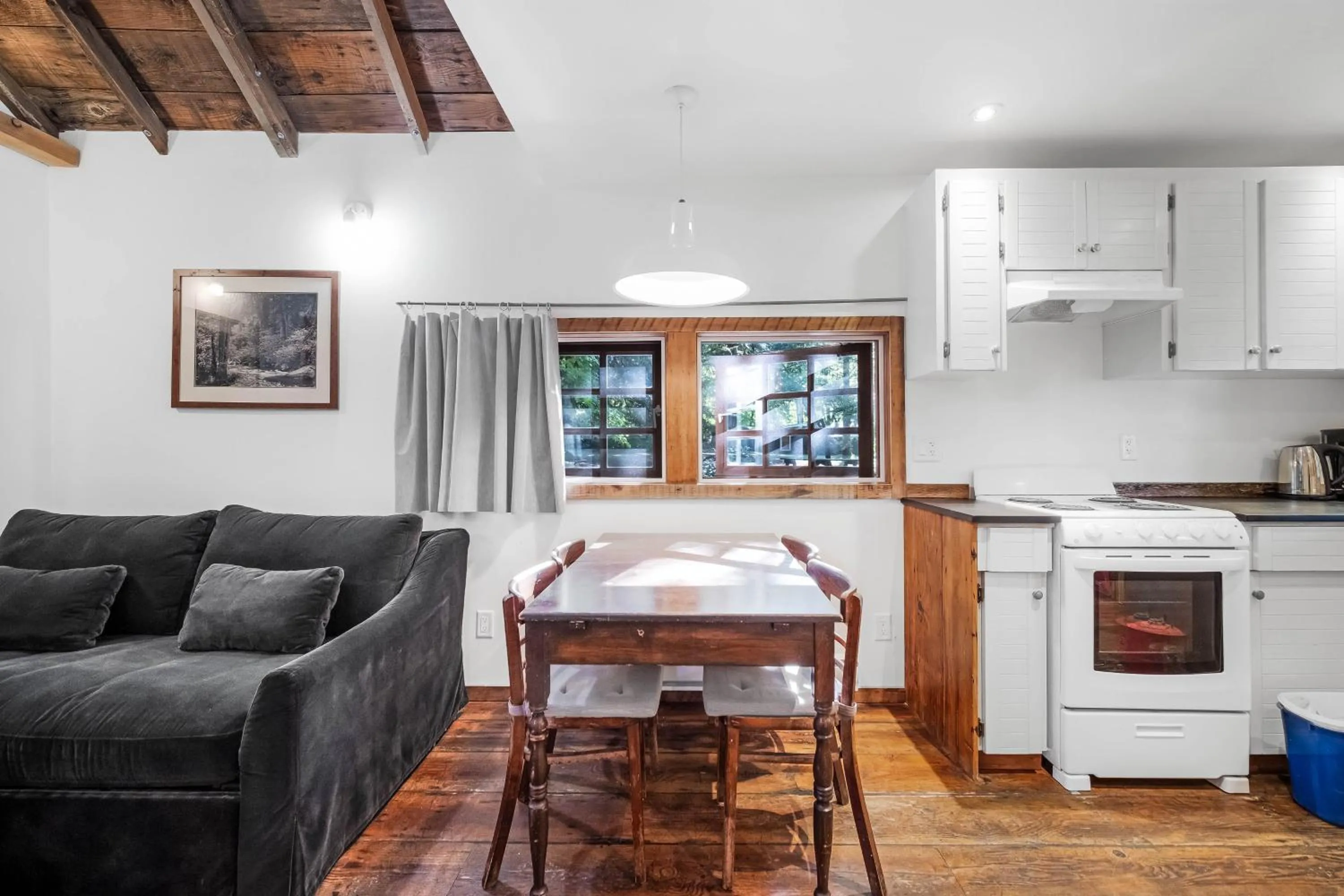 Dining area in Sunwolf Riverside Cabins