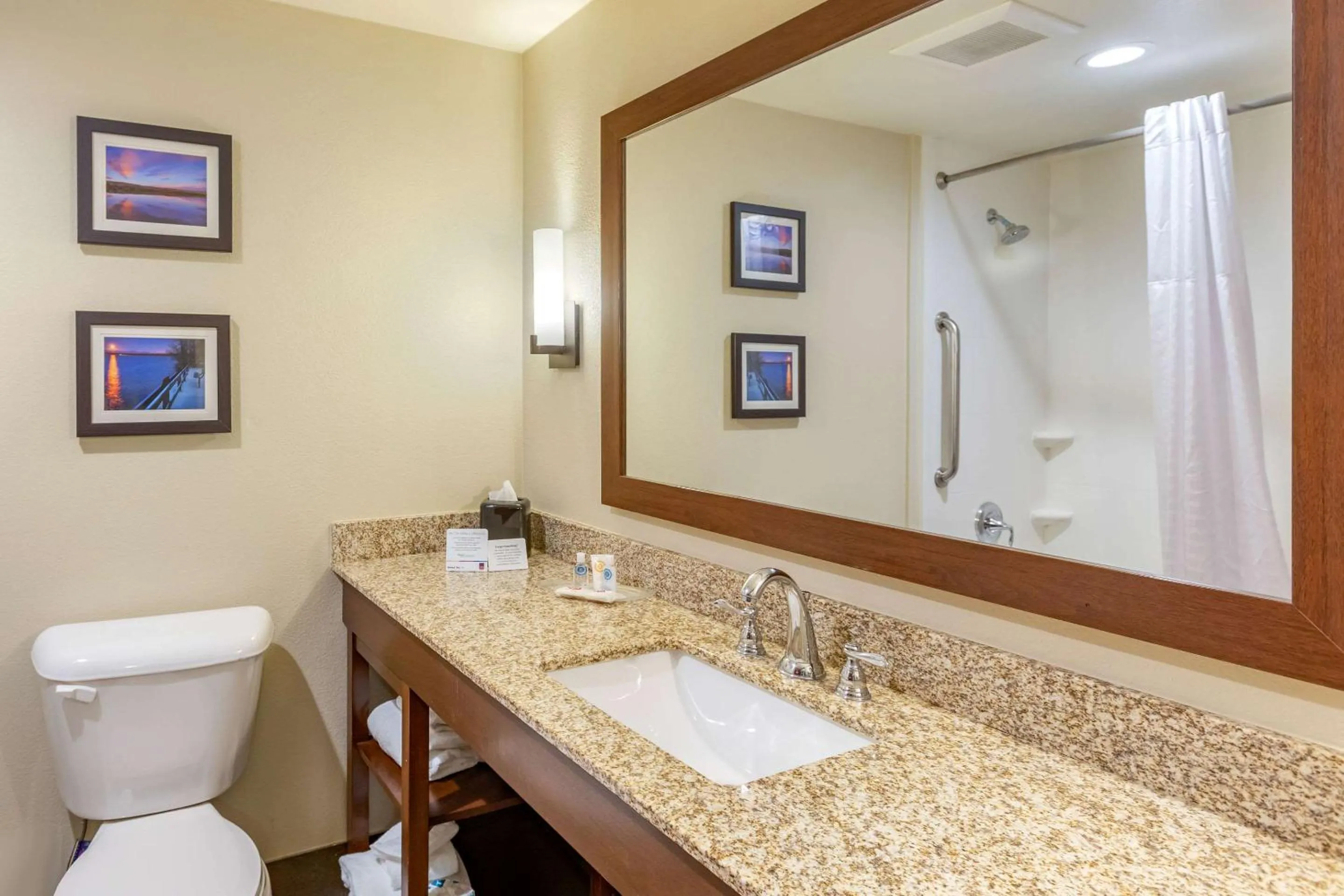 Bedroom in Comfort Suites Near Denver Downtown