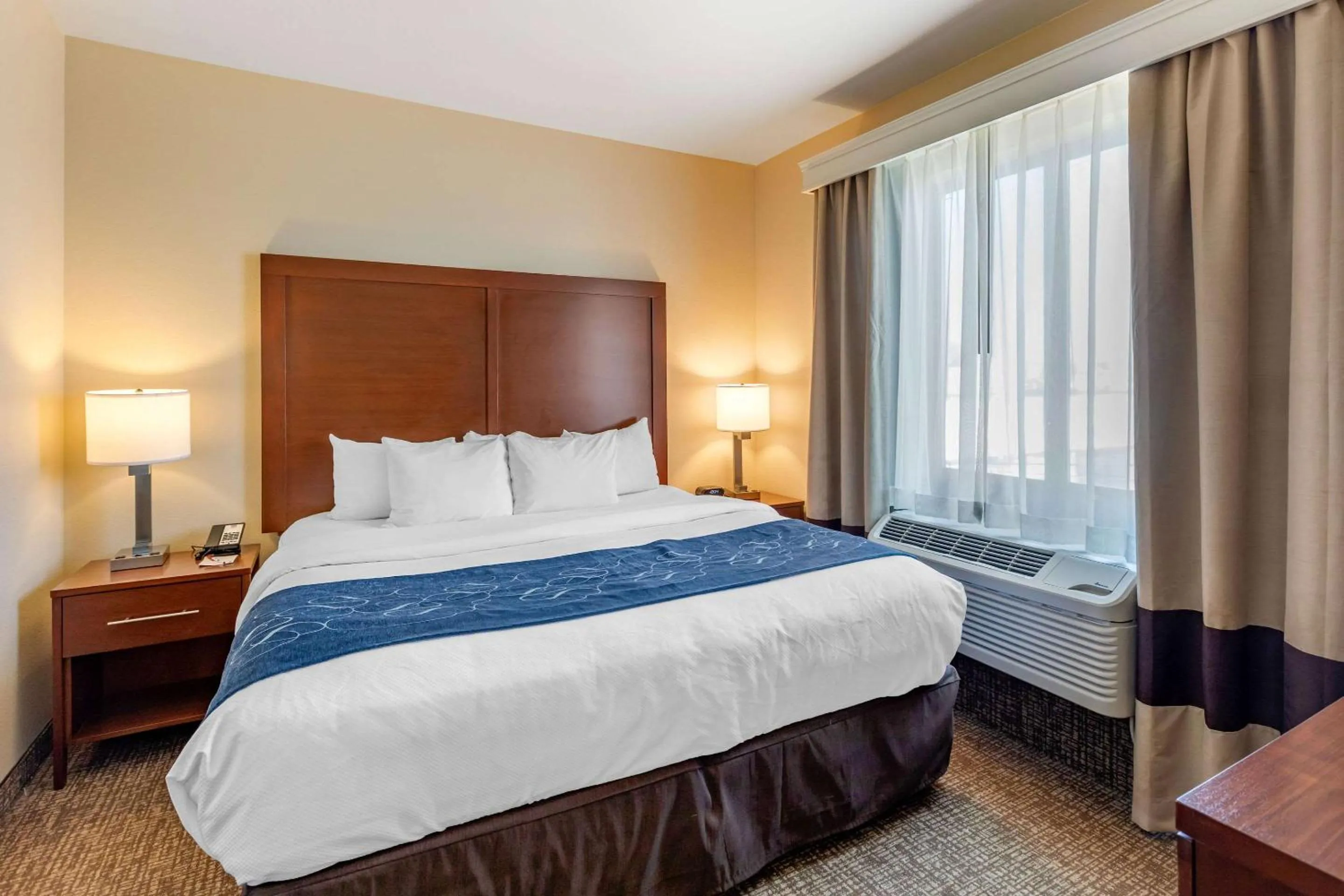 Bedroom, Bed in Comfort Suites Near Denver Downtown