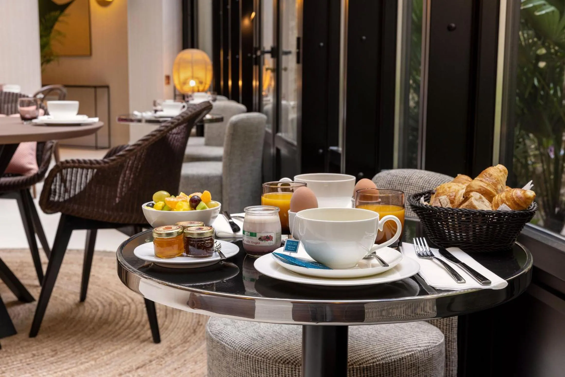 Food and drinks in Hôtel Moderniste