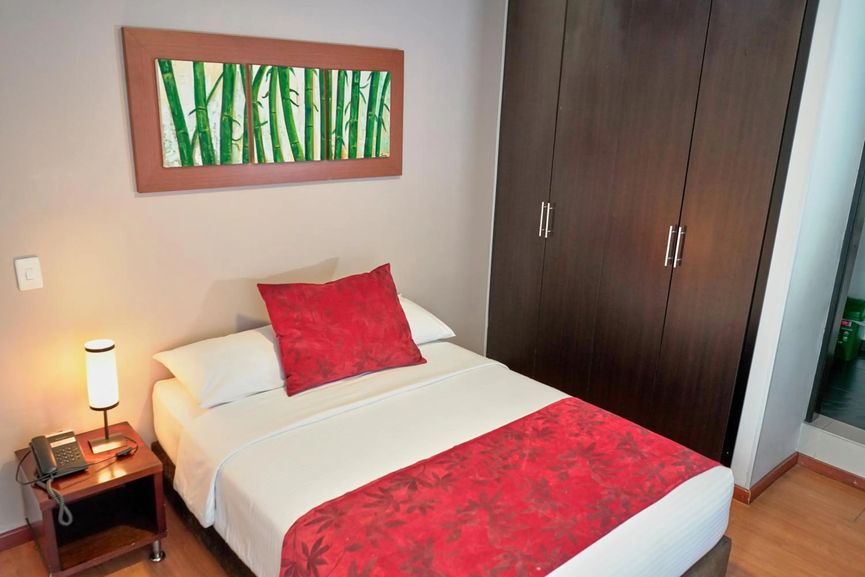 Bathroom, Bed in Hotel Volare